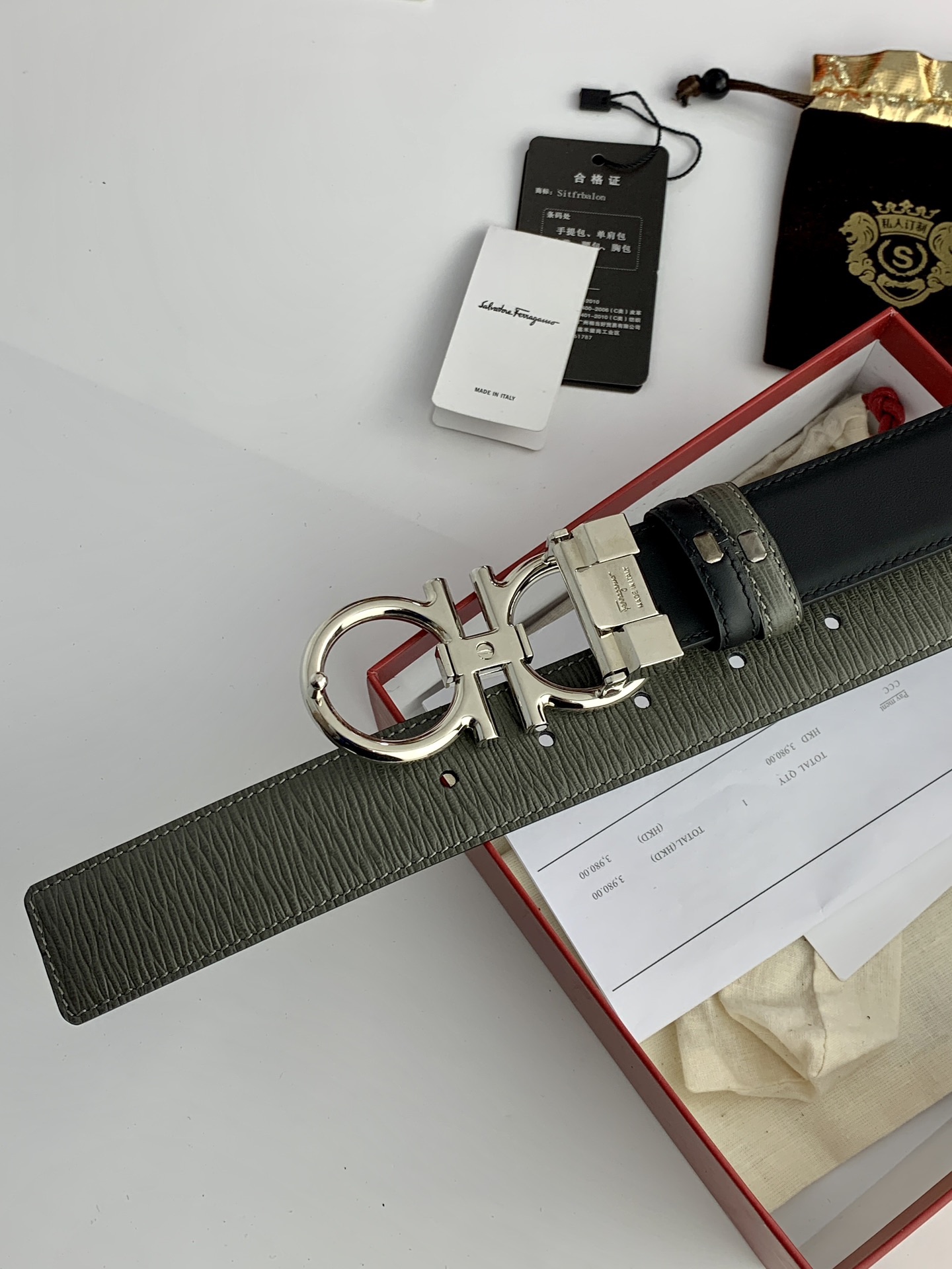 〖F家〗這款皮帶採用雙面小牛皮，搭配純銅八字扣，打造高雅考究的造型。寬3.5cm，長度可調節，達到量身定制般的修身效果。