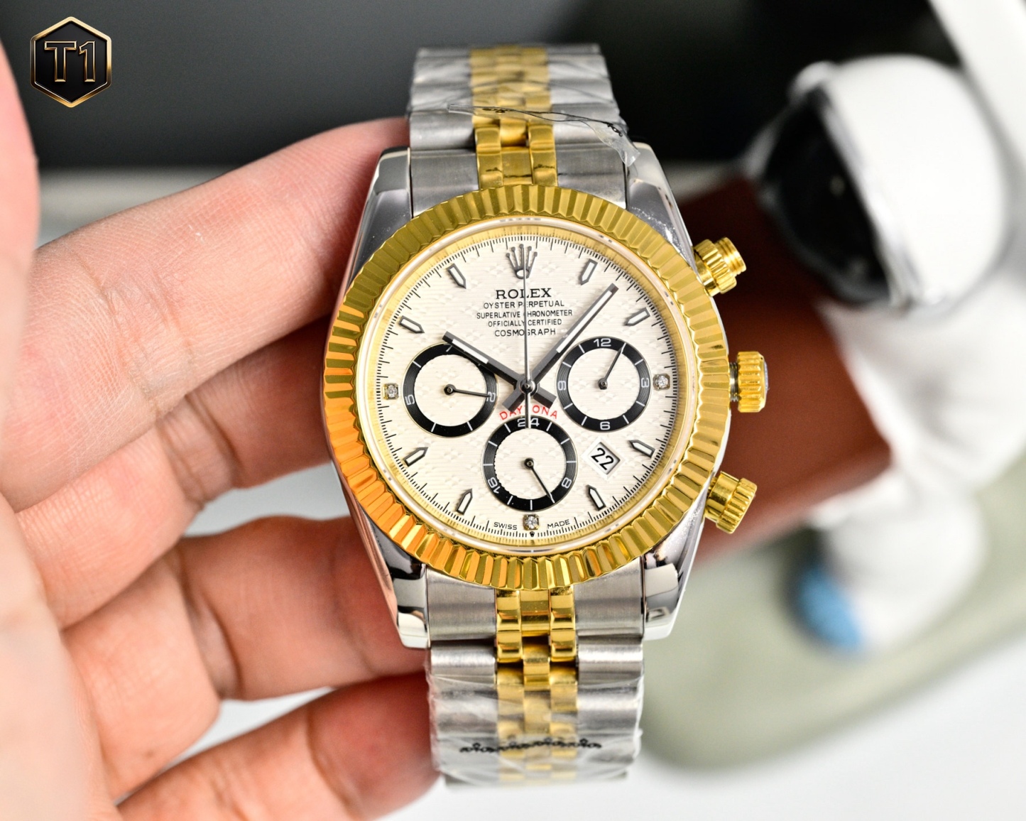 年度新款強力推薦
🔥經典日誌系列-多功能腕表🔥
防表屆最高版本⌚️勞力士⌚️ 複雜系列六針男表[愛心]爆款[愛心] 多功能腕表。
1⃣️搭載原裝進口9100星期月份月相動能功能機芯機械表！
2⃣️錶盤上採用經典獨家高級奢華稜紋 突顯出這款腕表的華貴氣質[呲牙]
3⃣️錶帶採用進口316鋼帶腕表！
4⃣️表鏡採用雙卜藍寶石鏡面！
5⃣️透視底蓋！
6⃣️直徑41毫米，厚度10毫米！
腕表功能匯集星期/月份/日期/月亮/太陽等功能於一身，最佳男士商務腕表真正的標配！為高端腕表的代表之作！
榮譽出品