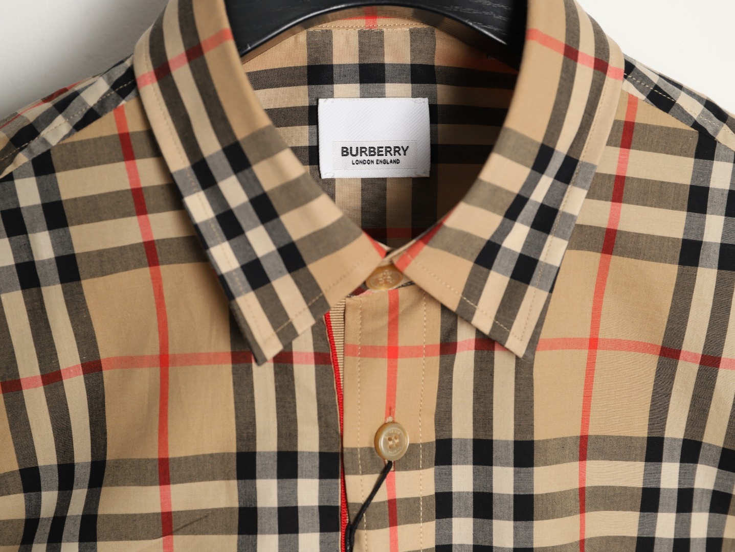 Burberry/巴寶莉 門襟袖口織帶格紋棉質長袖襯衫
面料採用雙股80支梭織斜紋面料，格紋對位，紗線定織定染，
每個獨立的尺碼都是定位裁片，前幅，口袋，
袖子等部位都是對格對位的，工序複製，費時費料，
採用純天然珍珠貝殼紐扣，洗水嘜定制，多處手工一片一片激光剪裁對位，
所有工序，用料都是ZP做法，區別市面一眼假版本
裝飾品牌典藏 復古大格紋，BUR粉絲的衣櫥珍藏款式,尤其是對於忠實的BUR粉來說，
此款更是絕對不能錯過的珍寶級別產物！
顏色：門襟袖口織帶
S Size：S-XL