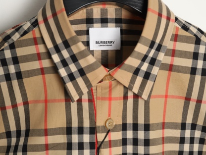 Burberry/巴寶莉 門襟袖口織帶格紋棉質長袖襯衫
面料採用雙股80支梭織斜紋面料，格紋對位，紗線定織定染，
每個獨立的尺碼都是定位裁片，前幅，口袋，
袖子等部位都是對格對位的，工序複製，費時費料，
採用純天然珍珠貝殼紐扣，洗水嘜定制，多處手工一片一片激光剪裁對位，
所有工序，用料都是ZP做法，區別市面一眼假版本
裝飾品牌典藏 復古大格紋，BUR粉絲的衣櫥珍藏款式,尤其是對於忠實的BUR粉來說，
此款更是絕對不能錯過的珍寶級別產物！
顏色：門襟袖口織帶
S Size：S-XL