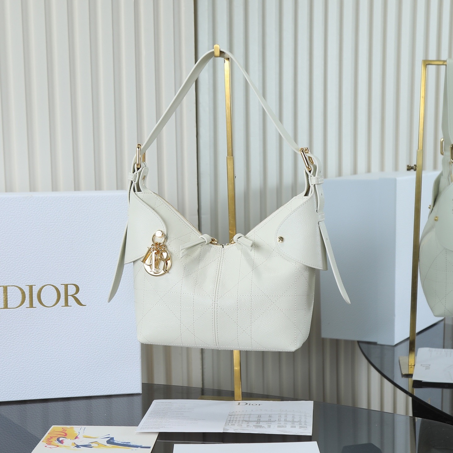 原廠皮 小號粒面牛皮 白色

Voyage秋冬系列
又是一個王炸級別，直接擊中心巴上
自帶鬆弛感，包形柔軟又隨意
經典藤紋格，雙拉鍊設計
整體高級又時髦，精緻感滿滿的字母吊墜
細節非常到位，超大的容量，自用超輕便
時髦精們都懂這款的含金量

型號：2845

size:22*9.5*15cm