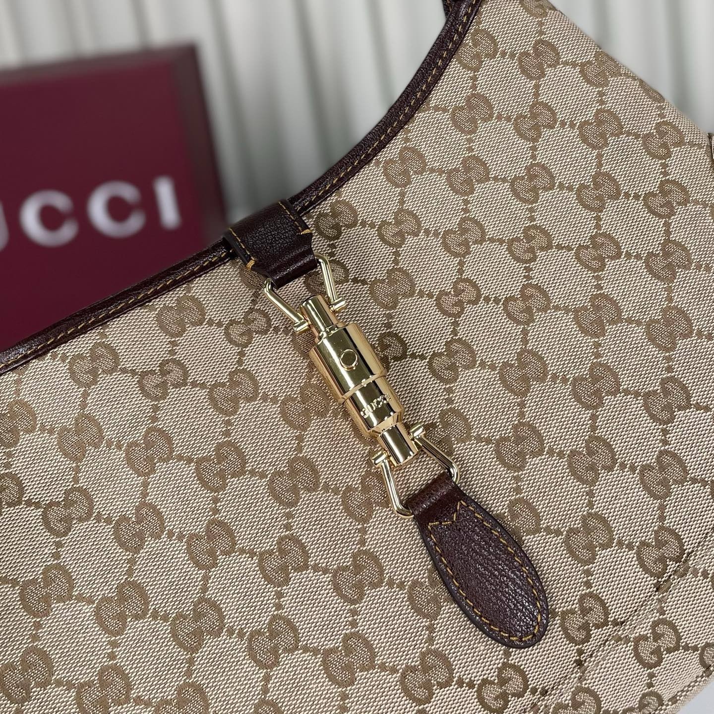 Gucci by Demna新系列，把Gucci的復古奢華玩出了新高度，新品的每一處細節都透著設計師的巧思，經典元素被重新演繹後更具辨識度，從日常腋下包到晚宴流蘇包，風格跨度大卻又統一得很高級。款號863136杏棕，尺寸28X19X4.5