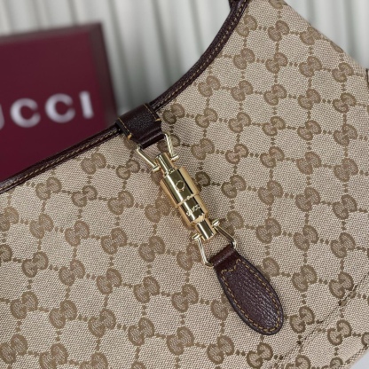 Gucci by Demna新系列，把Gucci的復古奢華玩出了新高度，新品的每一處細節都透著設計師的巧思，經典元素被重新演繹後更具辨識度，從日常腋下包到晚宴流蘇包，風格跨度大卻又統一得很高級。款號863136杏棕，尺寸28X19X4.5
