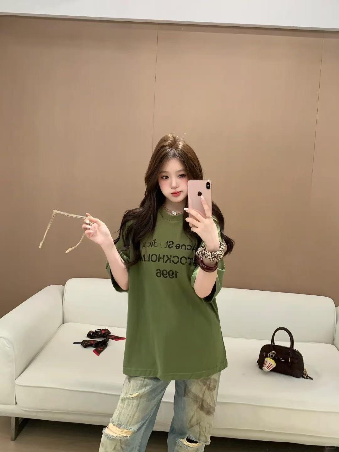 🔝Acne Studios 26SS 1996字母印花短袖T恤
面料是定制定染的32支220g原版雙紗棉，胚布經過高盂環保染色，裁大貨前還要進行高溫環縮水，降低縮水率的同時使得手感更柔軟舒適，印花方面必須五層膠漿，第一遍必須為進口打底漿，填平布料上極為細小的線洞，再由高溫床烤乾再劇頗色，採用油墨因熱平網印花，一共刷五層，每一層間隔為時間為30分鐘，才能保證出來的成品保持原版的質感，全套開發輔料
尺碼：S-XL