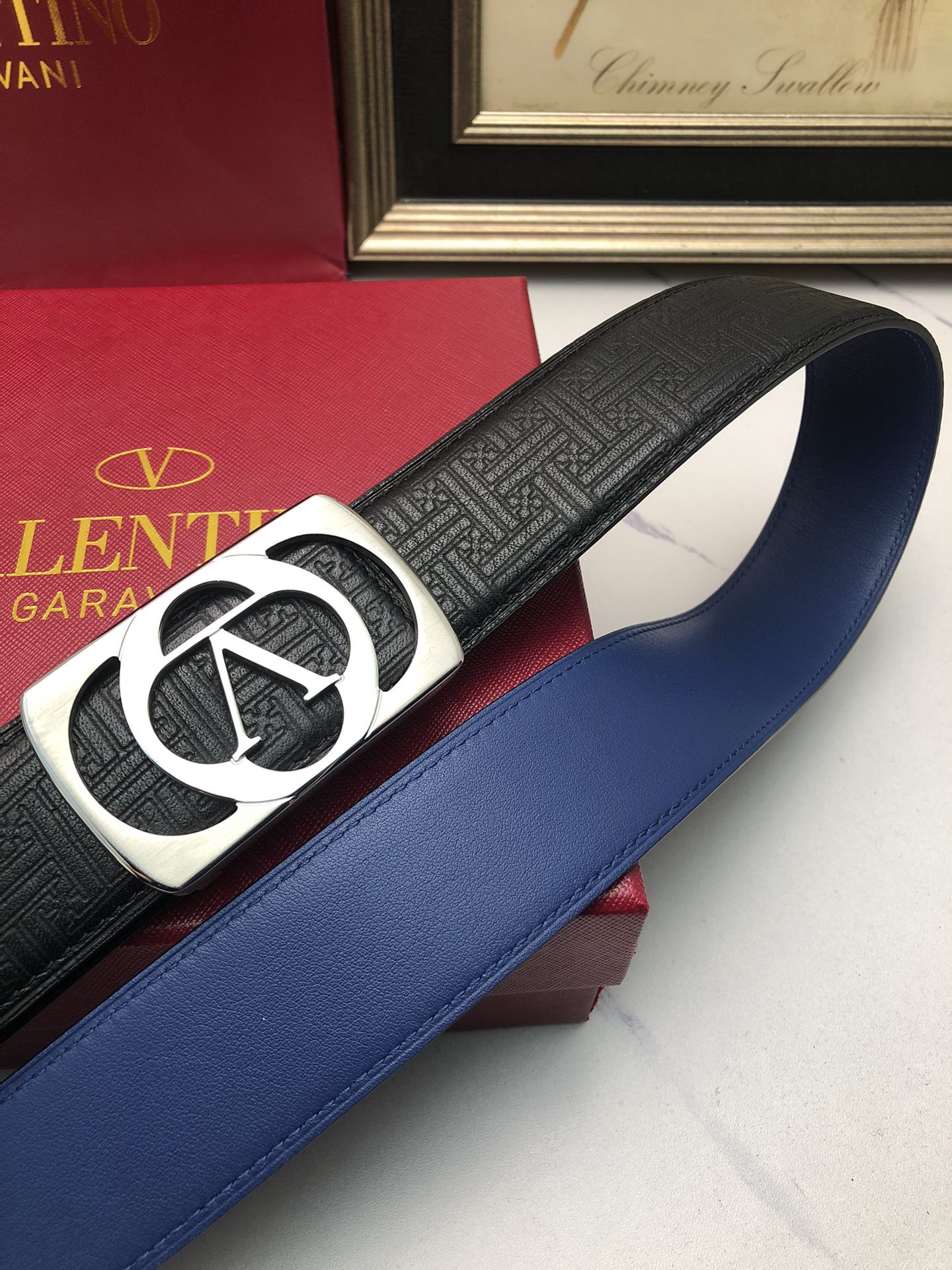 華倫天奴：原單頭層小牛皮燙印花紋，內襯頭層牛皮底，營造織紋外觀。飾以標誌原單扣。專櫃寬度4.0