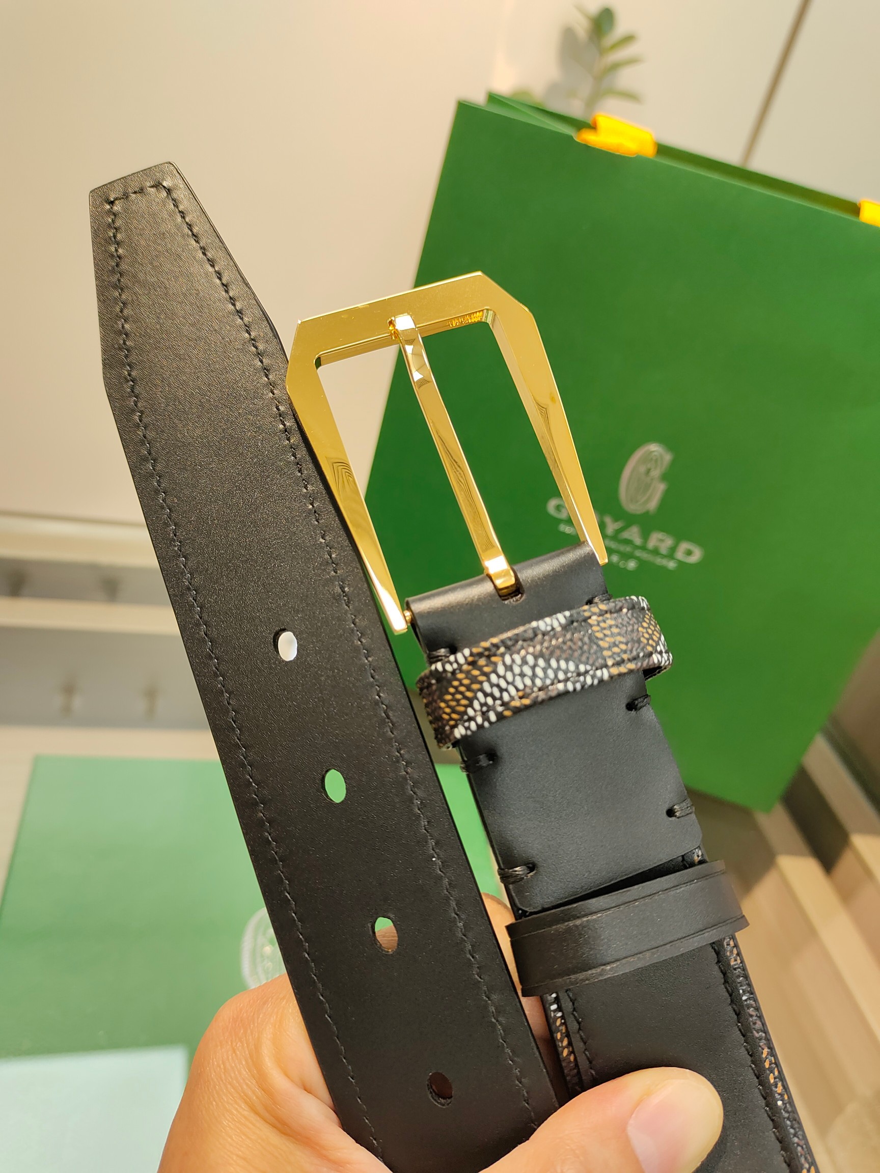 
Goyard(戈雅)腰帶源於法國奢侈品牌，設計風格簡約低調，腰帶身有標誌性帆布搭配進口頭層牛皮，腰帶扣採用簡約精品鋼扣，延續品牌的低調奢華，帶身寬度3.4CM，適用商務休閒日常佩戴。