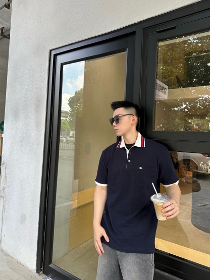 Gucci/古馳 24ss 胸口雙G刺繡Polo短袖
原購入，採用60支雙股250克重棉氨混紡雙面珠地面料，條紋相間拼色衣領定為雙系統提花定織扁機製成。GG互扣刺繡圖案採用進口田島機器，榻榻米刺繡搭配挨針繡工藝，刺繡非常的飽滿，精細針法綿密，以榻榻米刺繡工藝打底，挨針繡描廓邊緣及字母繡花，層次清晰豐富立體。前胸無明線無散口雙層面筒，袖口縫盤螺紋同為扁機織造，採用TAJIMA進口機台加工，人工手縫領標開背領標帶防偽芯片，紐扣開模天然塔羅貝炭黑刻字牛角扣，三標輔料同步定 制。經典翻領設計
