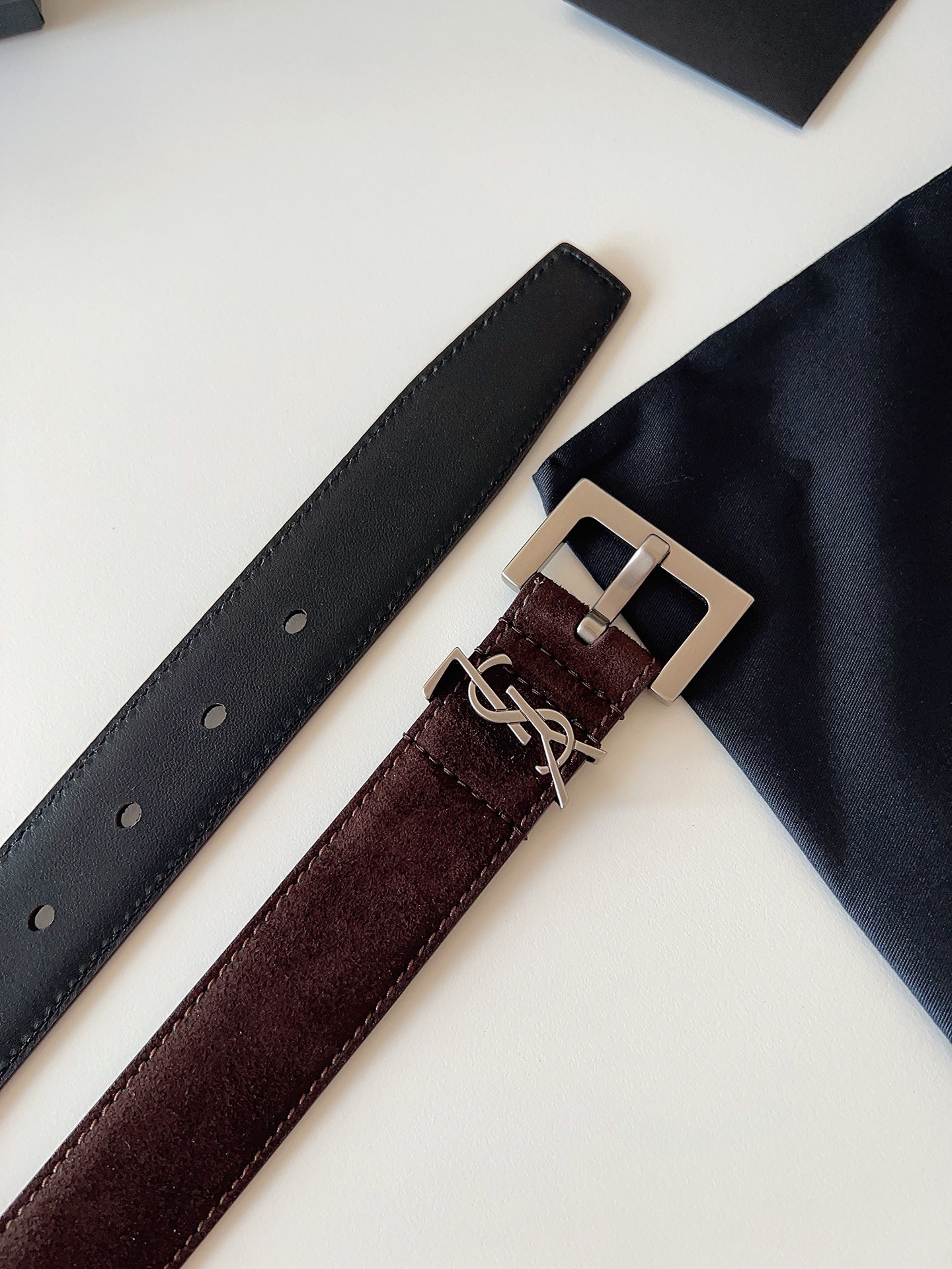 
ysl聖羅蘭2026女士新款腰帶，冬季爆款絨面原版皮，方形搭扣配以ysl標識腰帶環，女士冬季必備款，寬度3.0cm