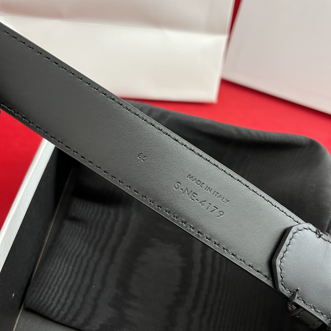 Celine/賽琳 款凱旋門腰帶 寬度3.0cm 男女通用款 💯採用數量稀少的原廠專用小牛皮 搭配精緻凱旋門搭扣 獨家頂級手工 進口邊油