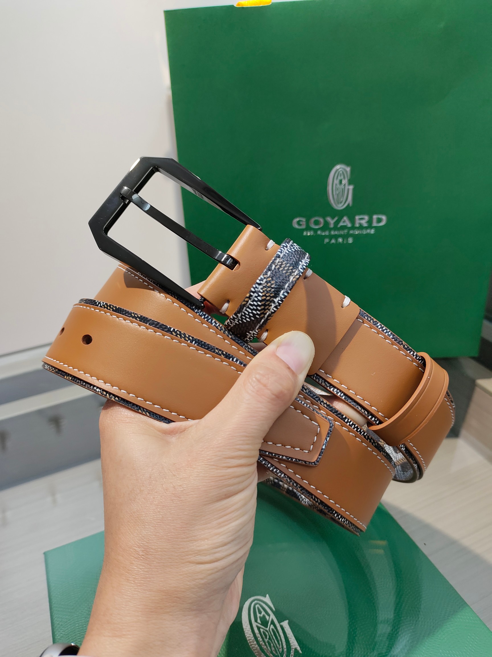 
Goyard(戈雅)腰帶源於法國奢侈品牌，設計風格簡約低調，腰帶身有標誌性帆布搭配進口頭層牛皮，腰帶扣採用簡約精品鋼扣，延續品牌的低調奢華，帶身寬度3.4CM，適用商務休閒日常佩戴。