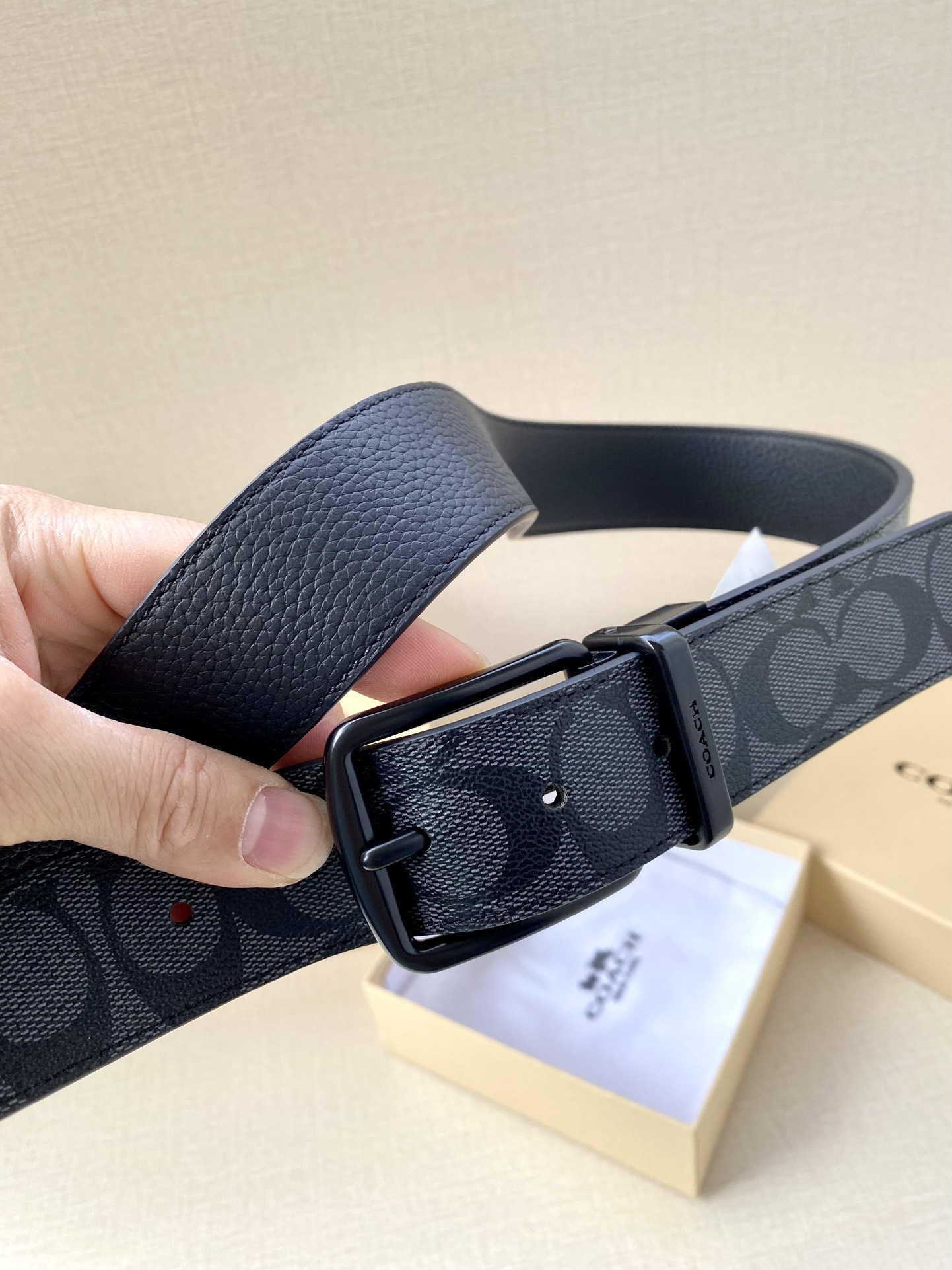 寬度3.8cm COACH 這款雙面腰帶一面為經典標誌帆布材質，另一面為精制皮革材質，配有標誌性扣件，將兩種外形合二為一。通過簡單的說明，可用剪刀剪裁至完美合身度。
標誌印花配頭層牛皮
可裁剪
雙面
38M (寬)