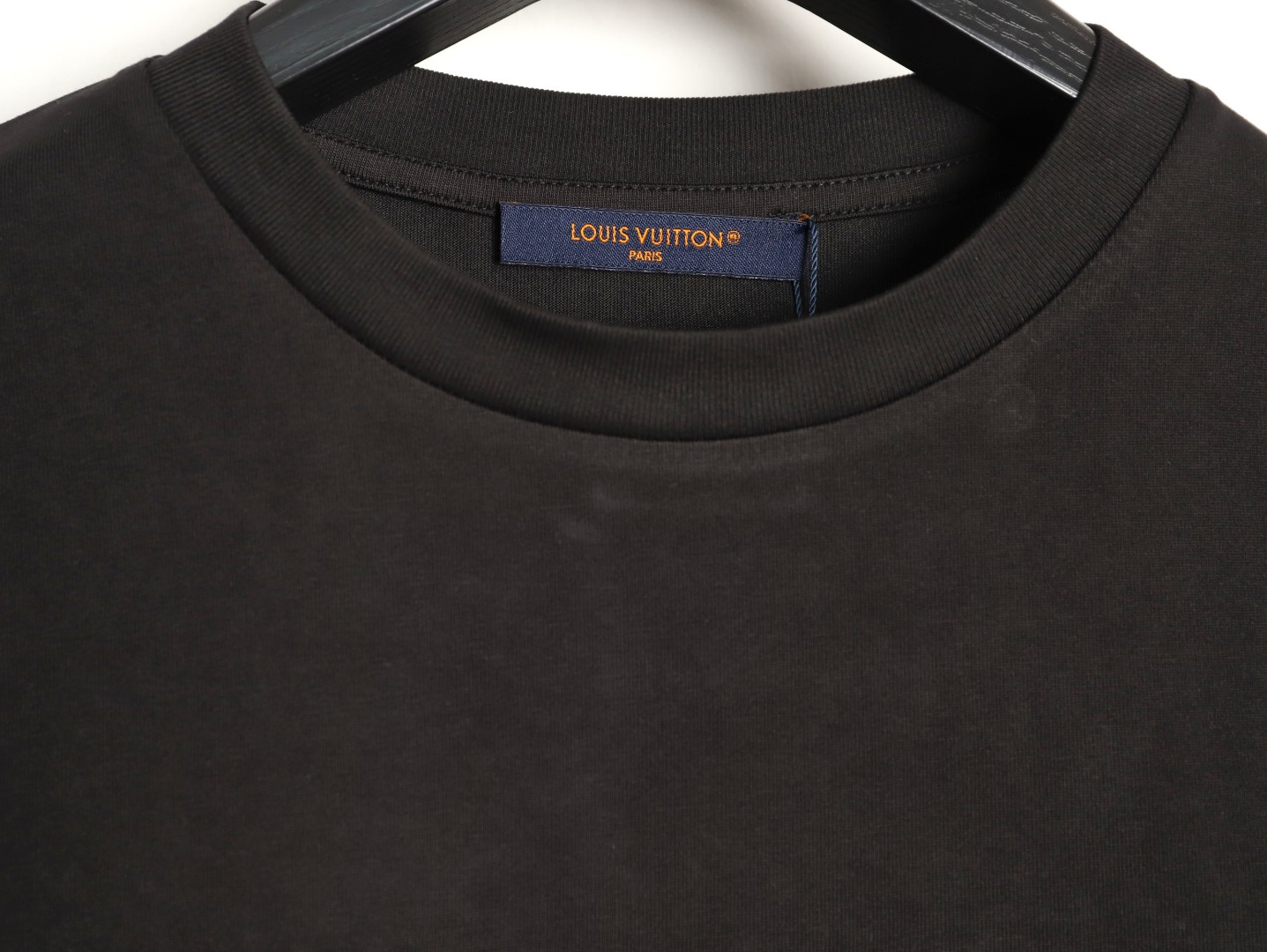🔝LOUIS VUITTON LV 亮片字母特種刺繡短袖T恤
正品購入，26支雙紗全棉精梳棉220克，1*1索羅娜羅紋280克，特種刺繡，面料酵洗，定制亮片、章仔、商標，合身版型
B Size：S-XL