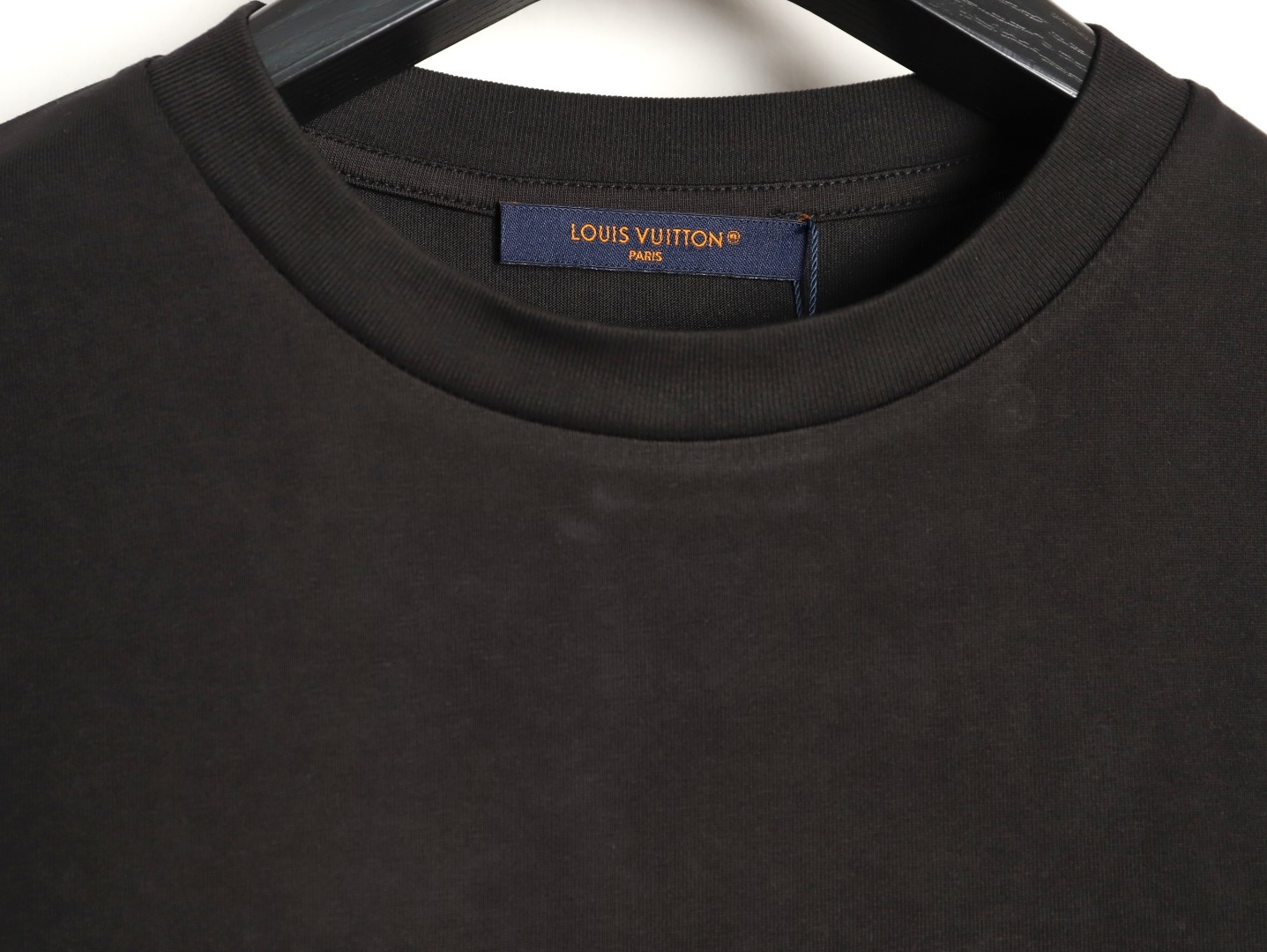 🔝LOUIS VUITTON LV 亮片字母特種刺繡短袖T恤
正品購入，26支雙紗全棉精梳棉220克，1*1索羅娜羅紋280克，特種刺繡，面料酵洗，定制亮片、章仔、商標，合身版型
B Size：S-XL
