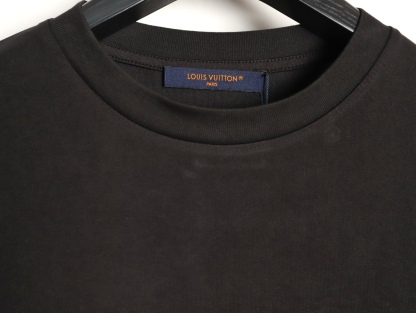 🔝LOUIS VUITTON LV 亮片字母特種刺繡短袖T恤
正品購入，26支雙紗全棉精梳棉220克，1*1索羅娜羅紋280克，特種刺繡，面料酵洗，定制亮片、章仔、商標，合身版型
B Size：S-XL