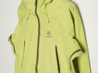 🔝Kailas 凱樂石· MONT X- LT  輕量化衝鋒衣外套

戶外與日常的理想之選，為你帶來極致體驗：

• 超輕量設計：M碼僅重284g，全衣重量減輕54%，極致輕量，穿上宛如無物，長時間徒步、攀爬毫無負擔。收納後體積小巧，如同一瓶礦泉水大小，輕鬆塞於背包一角，不佔空間。

• 卓越面料性能：採用40D GORE - TEX 3L面料，防水指數高達20,000mmH₂O以上，能抵御暴雨侵襲，在雨中行走也可保持身體乾爽。防風性能出色，可有效阻擋狂風。透氣指數達10,000g/m²/2