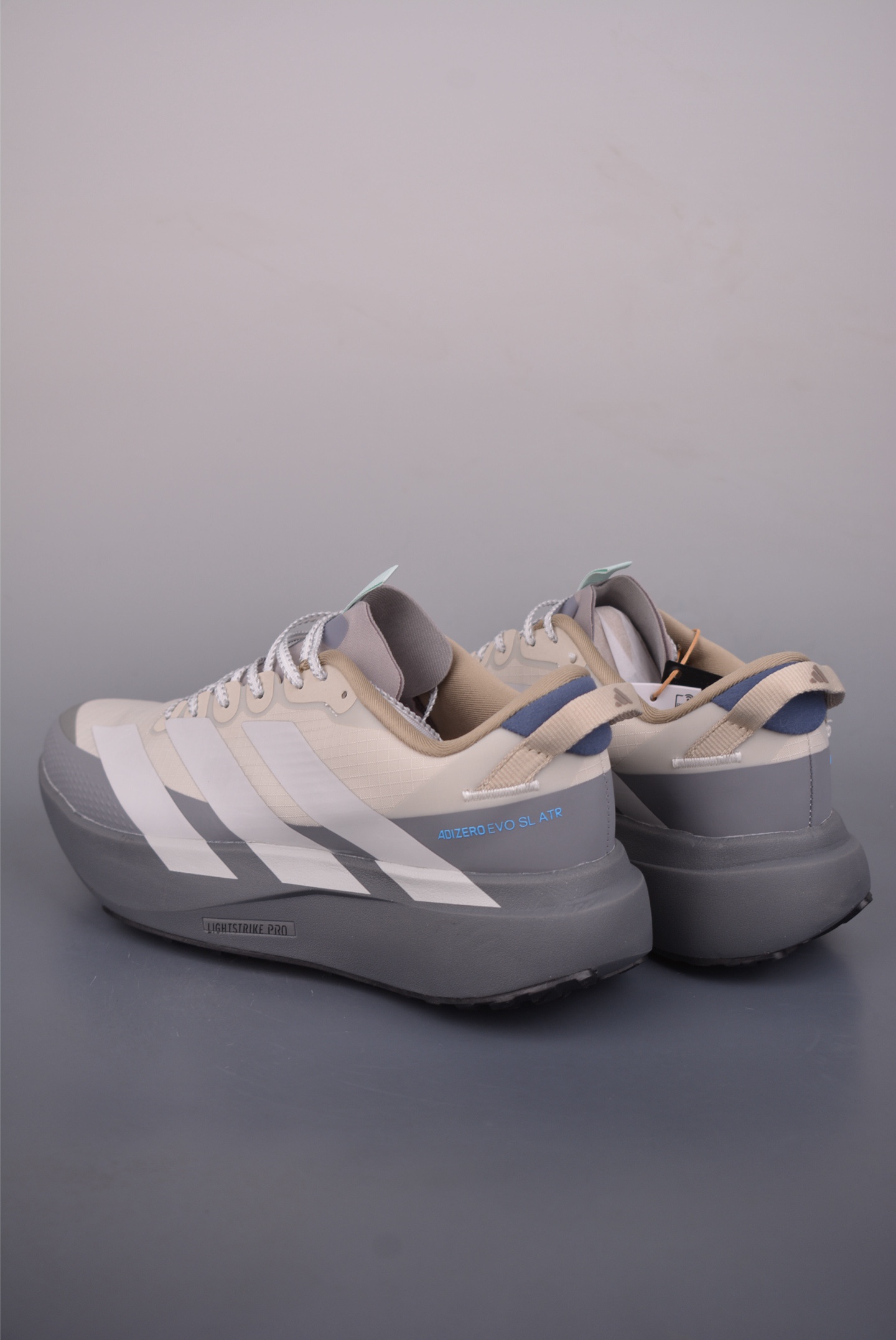 Adidas Adizero Evo SL ATR M
阿迪超輕透氣緩震跑鞋 
官方貨號: KK03092332
尺碼：36 36.5 37 38 38.5 39 40 40.5 41 42 42.5 43 44 44.5 45 46
