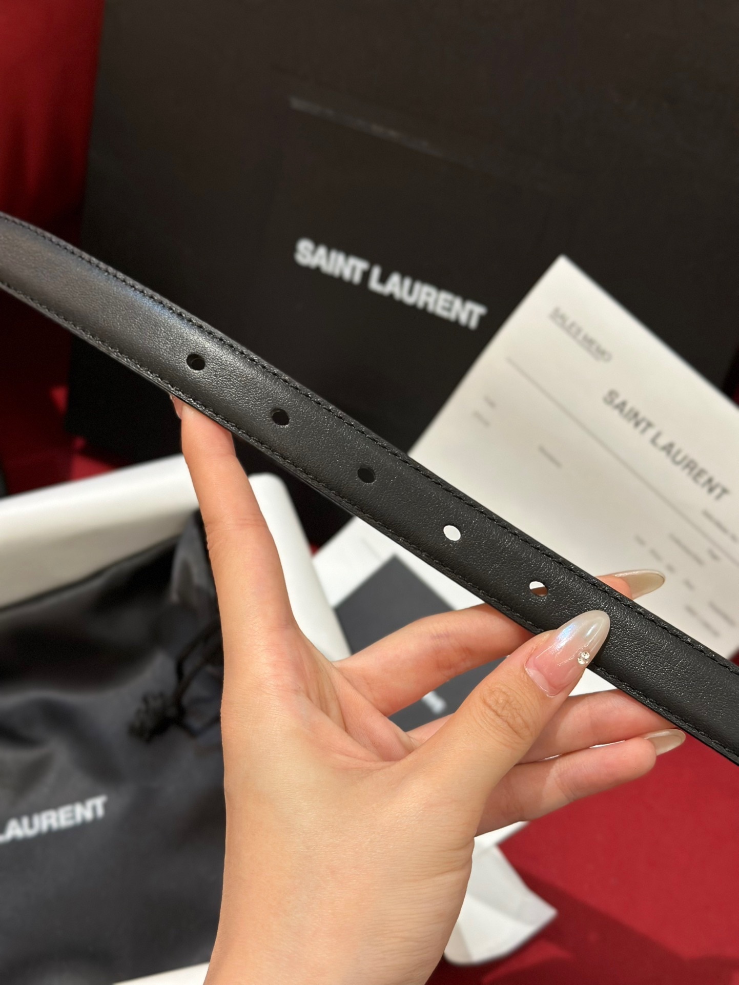 新款聖羅蘭 YSL
這款女款腰帶復古精工金屬扣將復古風與現代時尚相融合，呈現的恰到好處，時尚標配青睞有加，每針每一線都非常精緻，雙面頂級牛皮材質，搭配頂級黃銅針扣寬度2.0