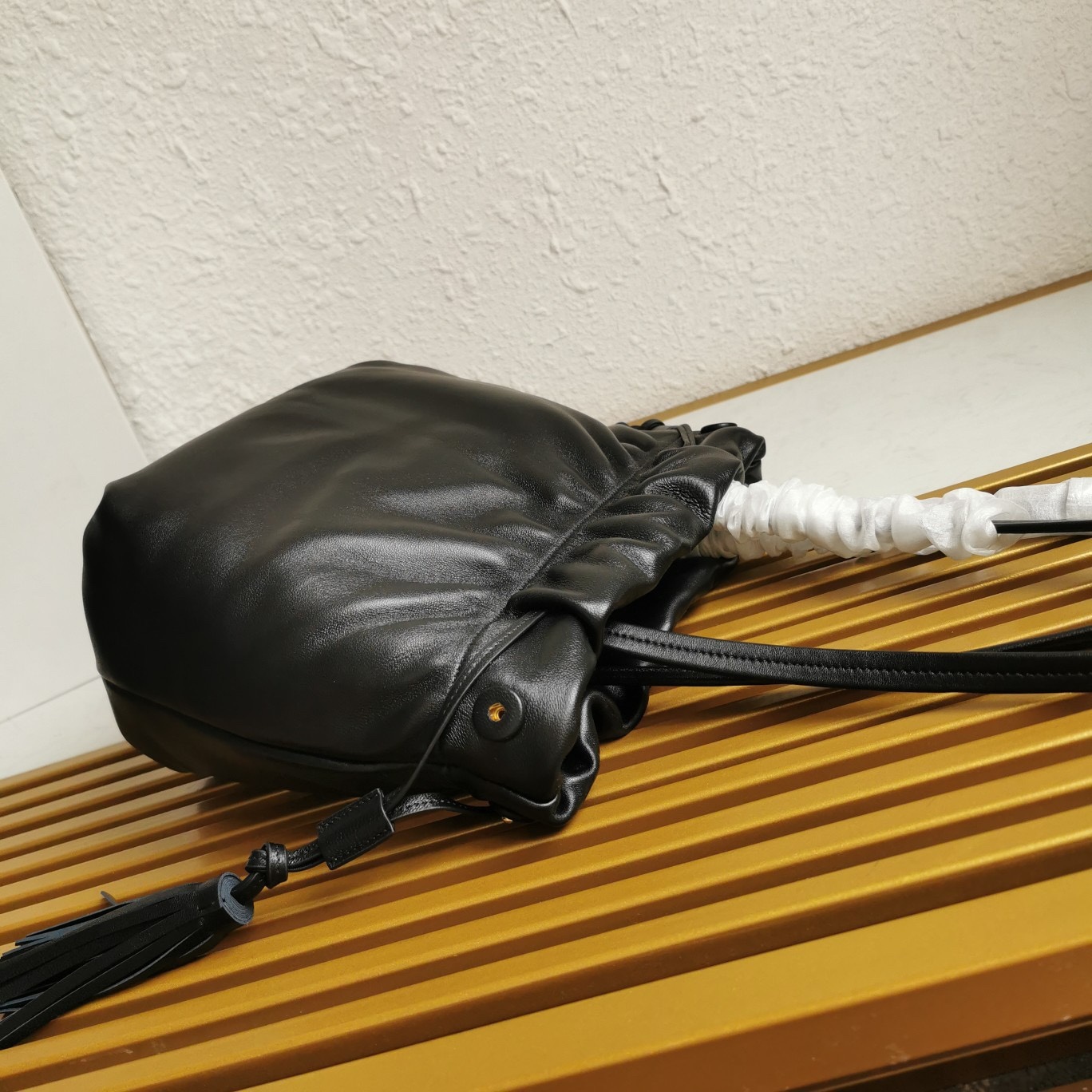 【 原單】P家🌹🎉新款福袋包🎉1BG541小羊皮🎉🎉這款福袋包採用進口小羊皮，袋口為抽繩加兩邊流梳設計，顯得整個包格外時尚又輕便又休閒，袋口為磁扣開合，內配有拉鍊和口袋，上身效果非常漂亮，女士們，趕緊入手吧，又是一款永久了過時爆款🎉🎉尺寸：長24x高25x底11cm🎉