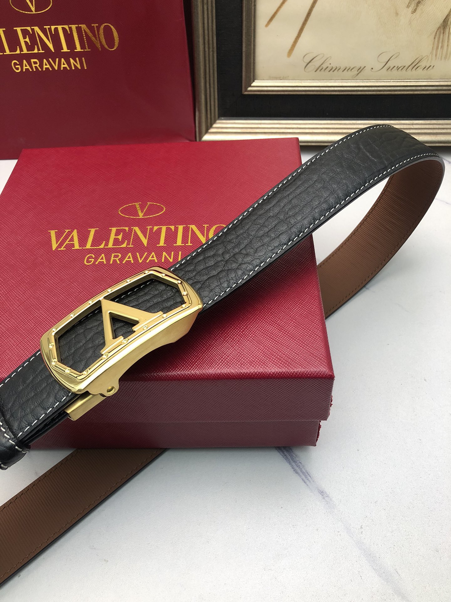 華倫天奴：原單頭層牛皮大象皮紋面，內襯頭層小牛皮底，搭配原單自動扣，可裁剪的自動帶，此款腰帶面雙採用意大利原定廠制進口牛皮帶身 ，對專版櫃足寬3.5