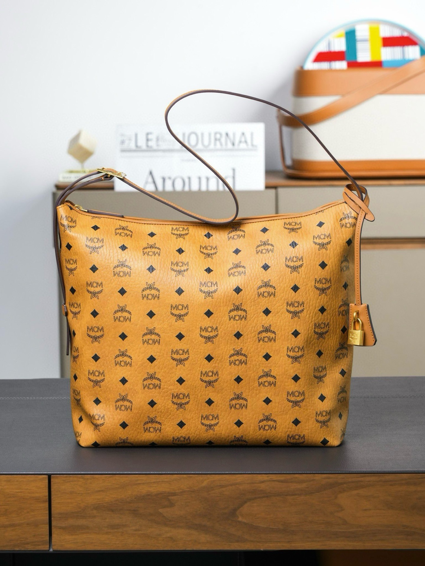 ®新品上市®官網同步
𝙈𝘾𝙈 𝘼𝙧𝙚𝙣 𝙃𝙤𝙗𝙤🆕新款
乾邑色大號#肩背包

·CP獨家出品｜乾邑色
這款Visetos Hobo包採用可調節皮革肩帶設計，並飾有帶掛鎖的皮革吊牌。
這款單品對經典的休閒款式進行了現代風的全新演繹，在柔軟與挺闊之間取得了理想的平衡。這款大號Aren Hobo肩背包採用了傳統MCM行李箱的設計元素，包括一個可拆卸皮革吊牌及雕花Logo掛鎖，達到錦上添花的效果。
