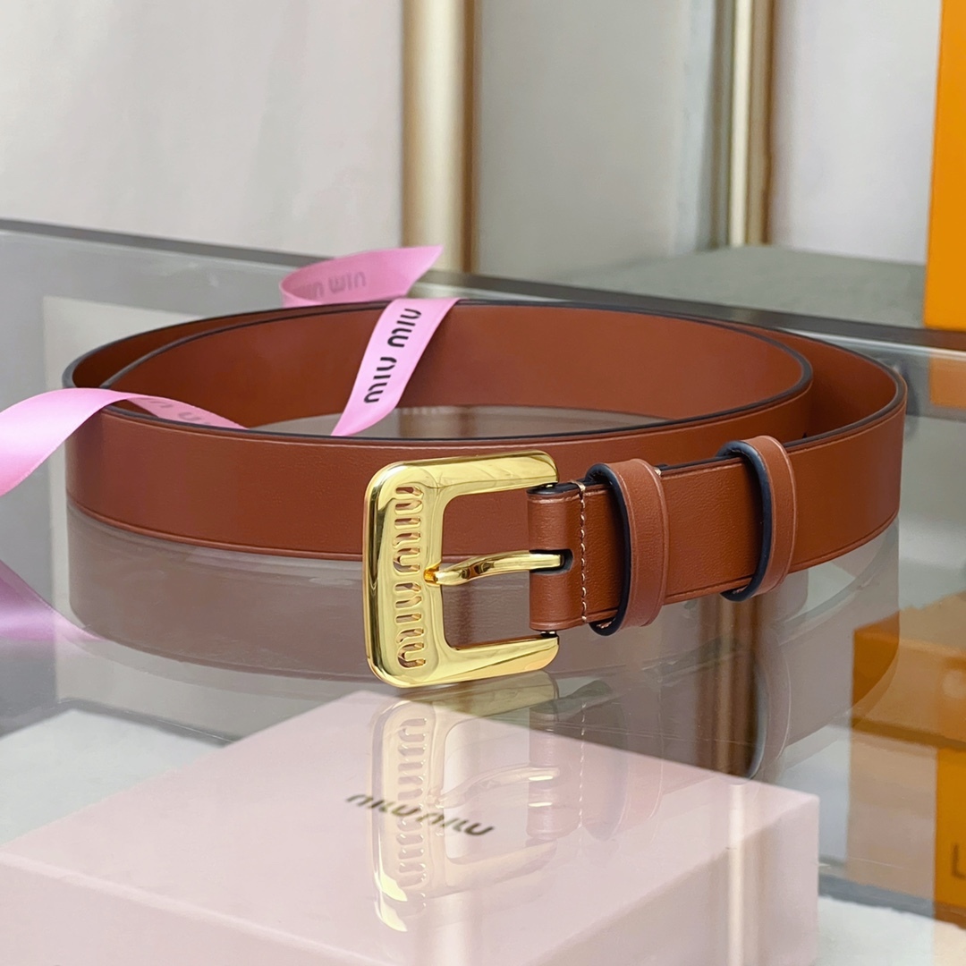 Miumiu焦糖色軟羊皮腰帶 這款軟羊皮腰帶設計簡約而優雅。金屬搭扣飾以Miu Miu徽標，品牌格調一覽無余。徽標裝飾金屬搭扣
寬度: 3cm