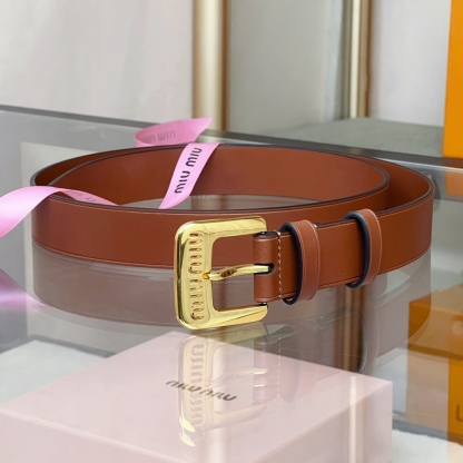 Miumiu焦糖色軟羊皮腰帶 這款軟羊皮腰帶設計簡約而優雅。金屬搭扣飾以Miu Miu徽標，品牌格調一覽無余。徽標裝飾金屬搭扣
寬度: 3cm