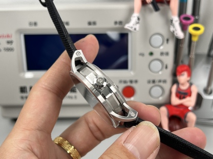 
新款愛彼真陀飛輪CODE11.59系列26396男士腕表！完美與個性的體驗！
1⃣️直徑42MM！表面玻璃採用水晶藍寶石玻璃。
2⃣️搭載Cal.2950全自動陀飛輪機芯，動力儲存60小時！
3⃣️錶帶採用進口意大利小牛皮以及帆布皮帶可選！
3⃣️表殼採用316L精鋼材質，整殼CNC高精准處理，密度與原裝吻合！          
4⃣️表面採用砂金石琺瑯錶盤
整體按照原裝顏色完美呈現！
5⃣️殼套分圈口.殼.底蓋三件套，整體角度完美體現拉絲工藝，品質與美的融合！