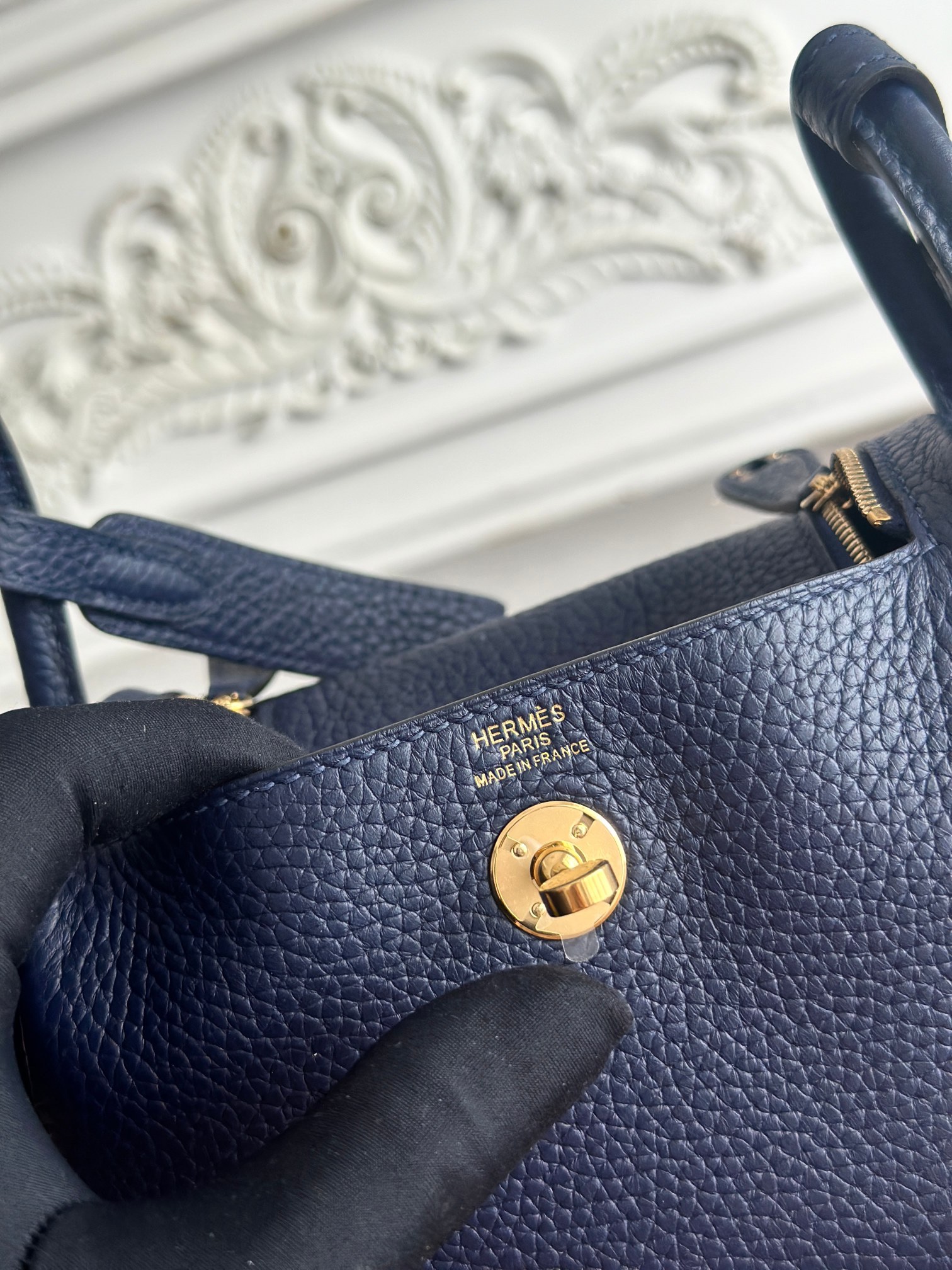 琳迪lindy 19cm	
Tc皮 蜜蠟線半手工縫製
lindy19保留了琳迪包所有細節的完整設計，側口袋、拉鍊等全部都是經典的設計√
這只小可愛暴擊了多少人的少女心