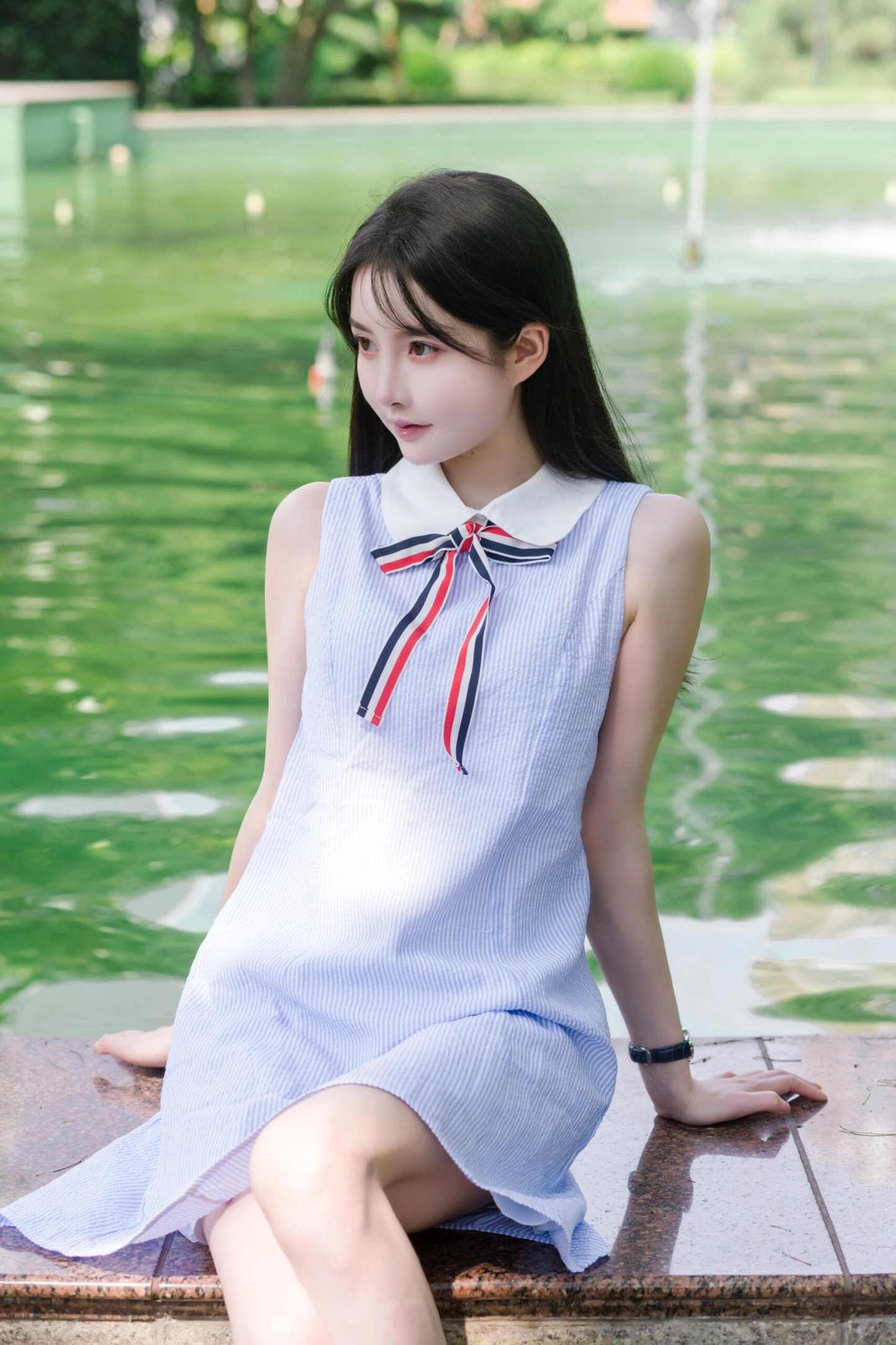 🔝Thom Browne TB 蝴蝶結條紋連衣裙
襯衫裙學院風，領口採用娃娃領設計，三色織帶可以前後裝飾，YB購買對版對標出版，定制面料，區別市場通貨。
尺碼：1 2 3