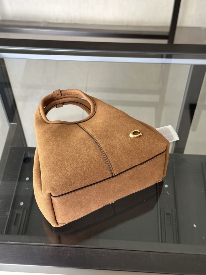 Coach新款首發🔥Lana19 mini號
尺寸：19✖️17cm
精緻小巧，簡約時尚
可手拎，可斜挎 ☑️小號 麂皮棕色
尺寸：19✖️17cm