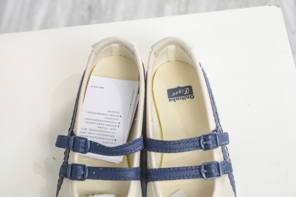 𝐏𝐚𝐭𝐨𝐮 𝐱  Tiger 玛丽珍 任敏同款 舒适轻盈平跟鬼冢虎 玛丽珍鞋 夏季必备 3mm薄底的贴地感 
货号: 1182A678 200
𝐬𝐢𝐳𝐞：36 37 37.5 38 39 39.5 40 40.5 41.5