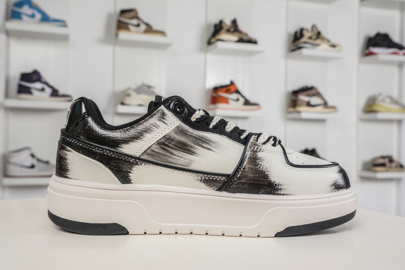 MLB Chunky Liner 黑白暗繪 塗鴉定制配色學長鞋系列低幫老爹風輕量增高厚底百搭休閒運動慢跑鞋 
貨號：3ASXCA12N 50WHS
尺碼：36 36.5 37.5 38 38.5 39 40 40.5 41 42 42.5 43 44 44.5 45