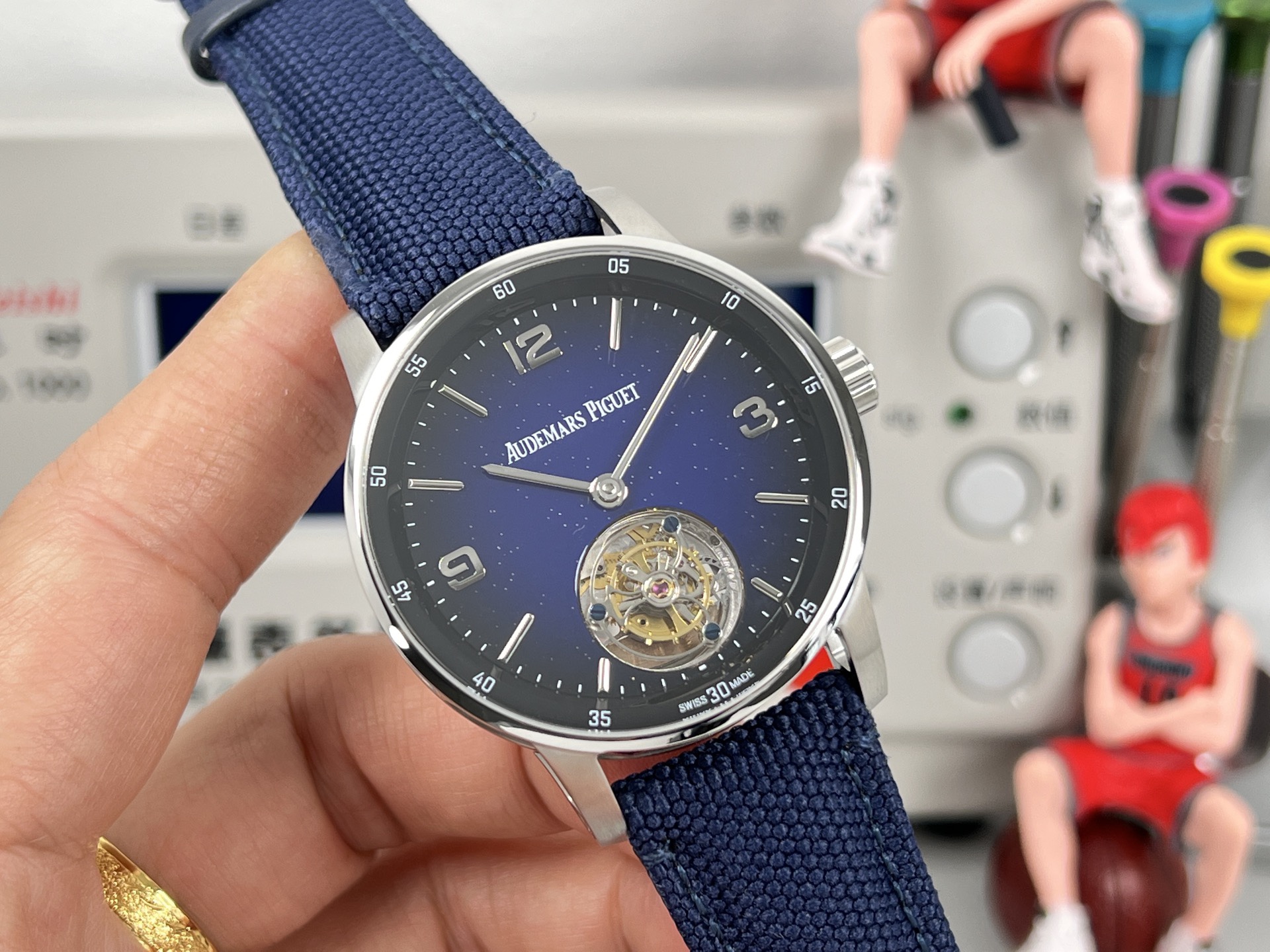 
新款愛彼真陀飛輪CODE11.59系列26396男士腕表！完美與個性的體驗！
1⃣️直徑42MM！表面玻璃採用水晶藍寶石玻璃。
2⃣️搭載Cal.2950全自動陀飛輪機芯，動力儲存60小時！
3⃣️錶帶採用進口意大利小牛皮以及帆布皮帶可選！
3⃣️表殼採用316L精鋼材質，整殼CNC高精准處理，密度與原裝吻合！          
4⃣️表面採用砂金石琺瑯錶盤
整體按照原裝顏色完美呈現！
5⃣️殼套分圈口.殼.底蓋三件套，整體角度完美體現拉絲工藝，品質與美的融合！