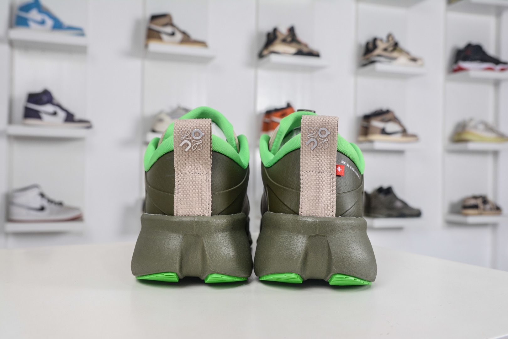 LOEWE羅意威 x ON昂跑 聯名款 Cloudsolo 
貨號: 3MF30664724
尺碼：36 36.5 37 37.5 38 38.5 39 40 40.5 41 42 42.5 43 44 44.5 45 46（真半碼）