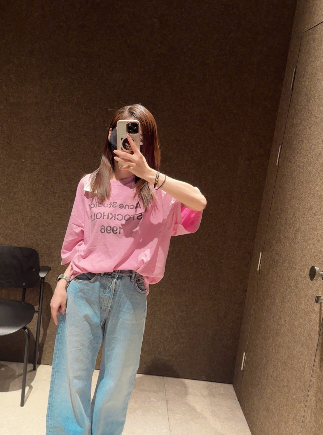 🔝Acne Studios 26SS 1996字母印花短袖T恤
面料是定制定染的32支220g原版雙紗棉，胚布經過高盂環保染色，裁大貨前還要進行高溫環縮水，降低縮水率的同時使得手感更柔軟舒適，印花方面必須五層膠漿，第一遍必須為進口打底漿，填平布料上極為細小的線洞，再由高溫床烤乾再劇頗色，採用油墨因熱平網印花，一共刷五層，每一層間隔為時間為30分鐘，才能保證出來的成品保持原版的質感，全套開發輔料
尺碼：S-XL