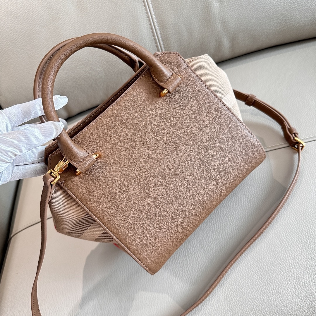 B家手提包斜挎包，經典棉質格紋帆布拼牛皮，袋口拉鍊設計，兩側可收攏展開，多種背法，上身效果超贊，尺寸：21/20/13