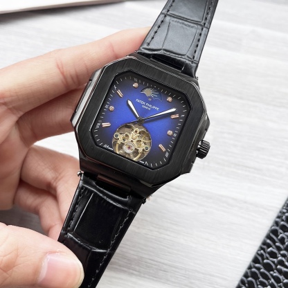 
八角殼系列 精緻百搭🎈🎈
【最新】：卡地亞🔥最新設計🔥大飛輪精品🎈🎈
【類型】：精品男士腕表
【錶帶】：真牛皮錶帶
【機芯】：高端全自動機械機芯
【鏡面】：礦物質強化玻璃（更高清）
品味高雅 浩瀚大氣 匠心獨運 腕間瑰寶
尺寸：直徑42mm厚12mm熱賣上市！歡迎轉載！