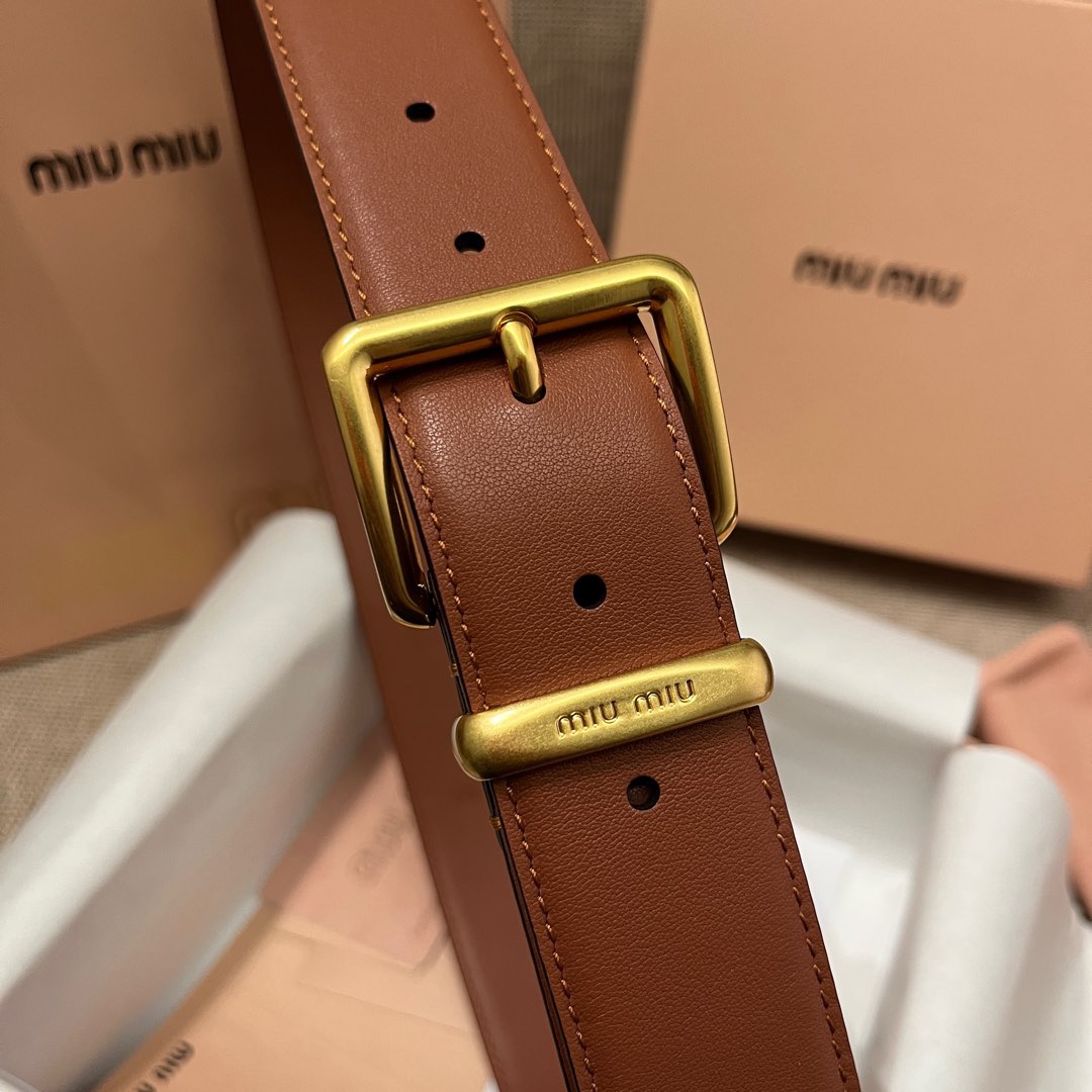 MiuMiu 今年大爆款上新‼️‼️
這就是野性與可愛結合的反差美！
關但寬度粗 腰頭大 有一種野性與可愛結合的反差美～
炎名系上有甜酷甜酷的氛圍感喔#
寬度 ：3.5cm