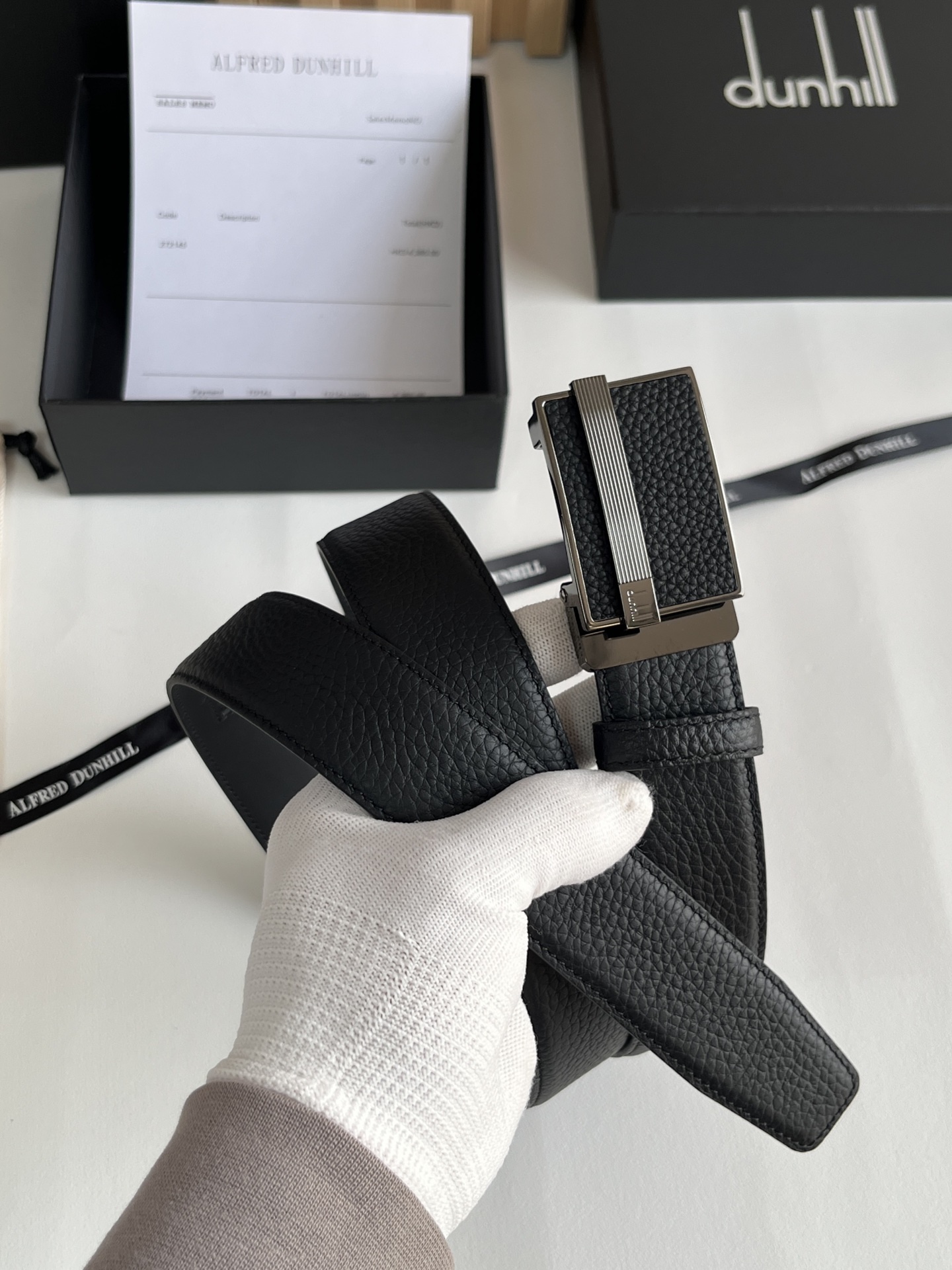 登喜路（Dunhill）是一家英國倫敦的男士奢侈品牌。皮帶以其精湛的工藝和經典的設計，成為男士配飾中的精品。皮帶的質感好、耐用性強，商務休閒百搭款！