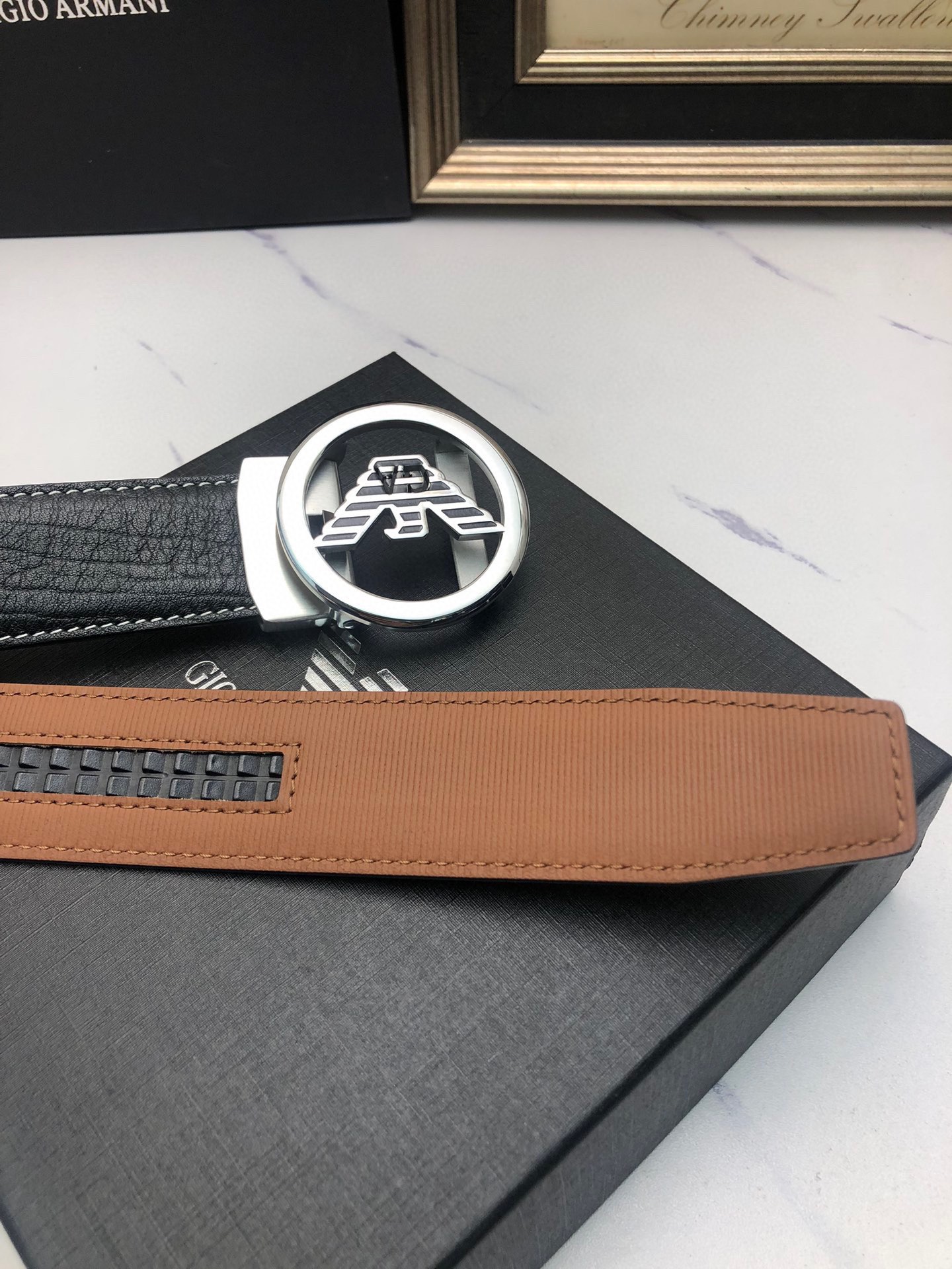 阿曼妮：原單頭層牛皮大象皮紋面，內襯頭層小牛皮底，搭配原單自動扣，可裁剪的自動帶，此款腰帶面雙採用意大利原定廠制進口牛皮帶身 ，對專版櫃足寬3.5