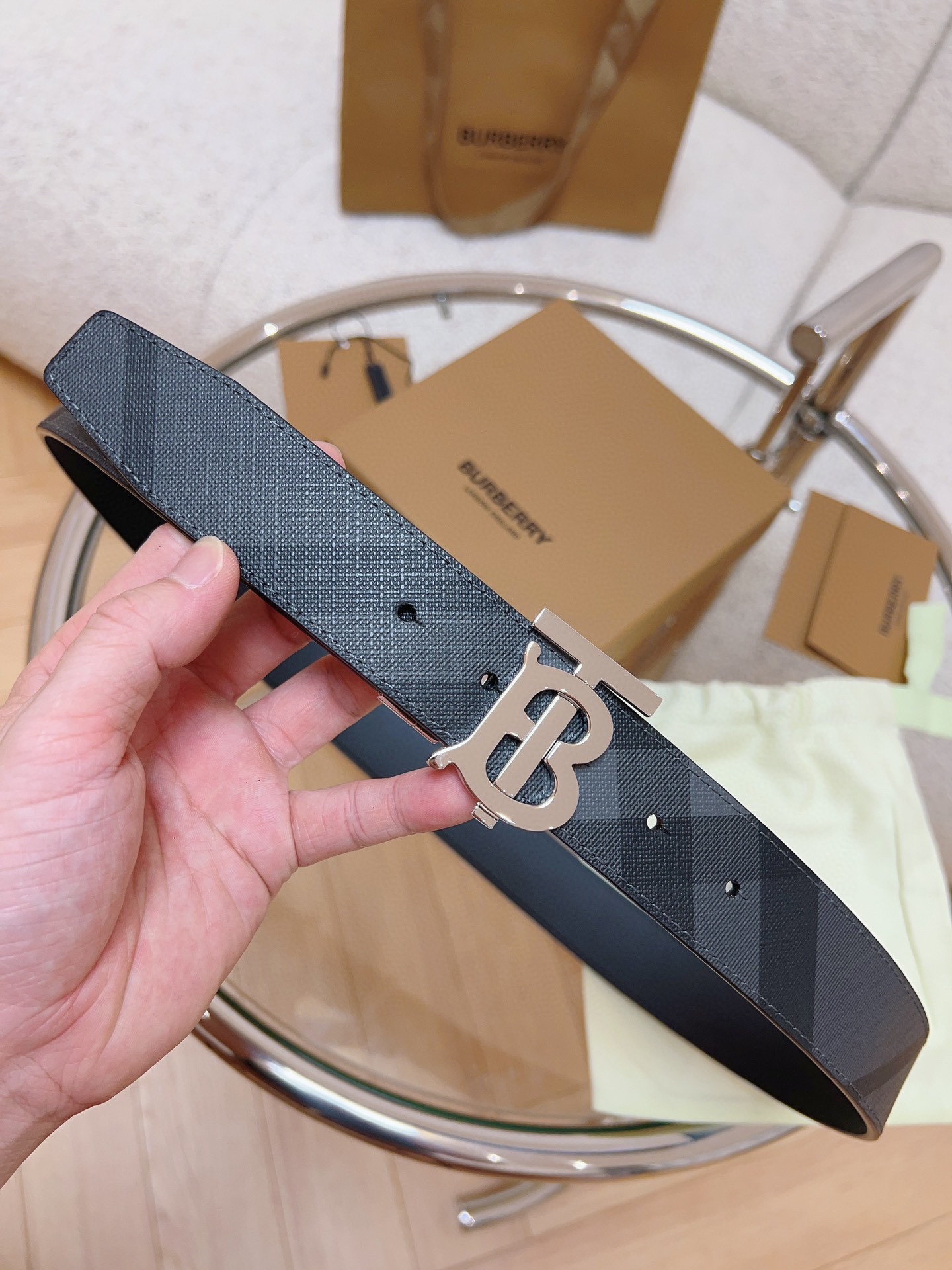 Burberry巴寶莉專櫃同步上新🎉🎉意大利制腰帶 裝飾品牌專屬標識壓花圖案 搭配鍍鈀金搭扣  營造精緻設計感 寬:3.5cm  精緻優雅