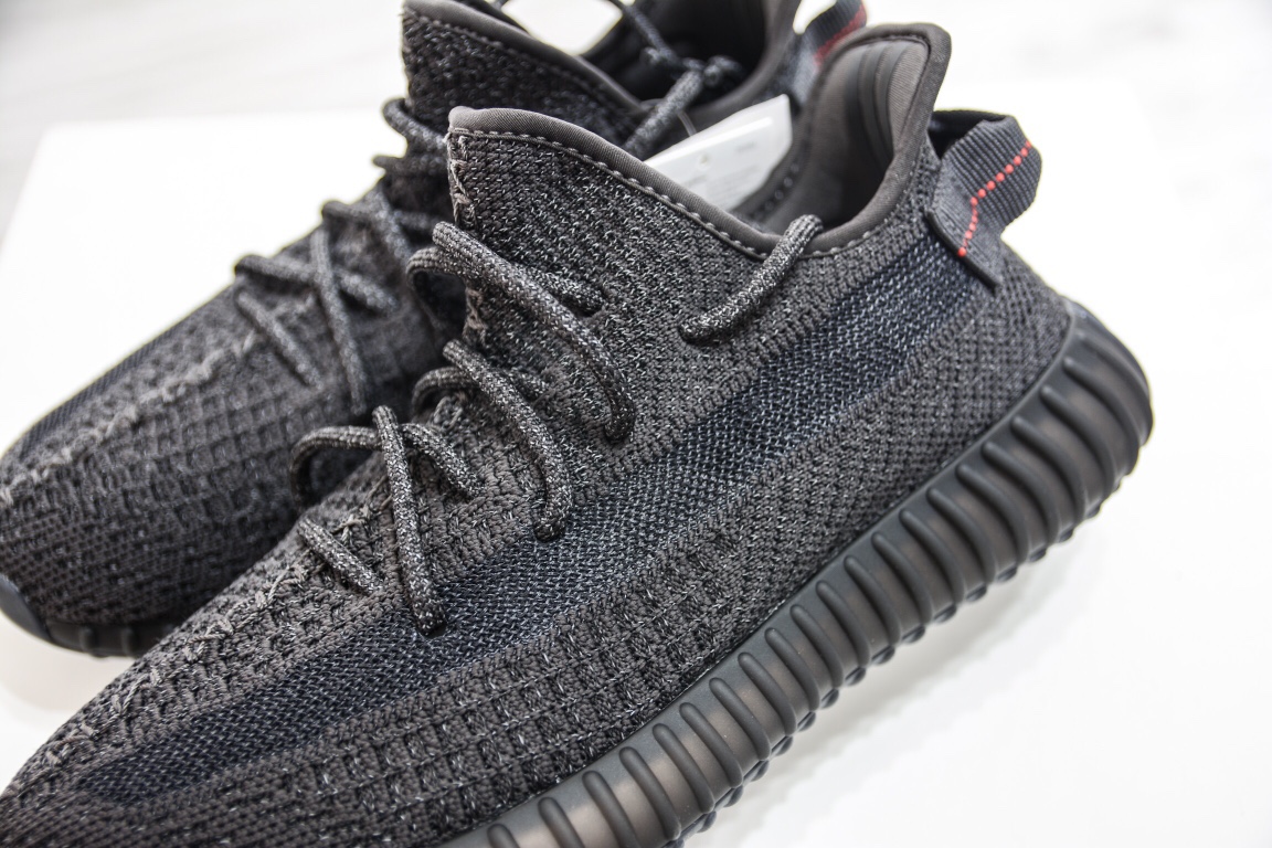 

【顶级版本】Adidas Yeezy Boost 350V2 黑满天星
  市面做好的版本 品控细节无敌 
上脚踩屎感无敌 夏季鞋柜主力👏

货号：FU9007
尺码：36 36 36.5 37 38 38.5 39 40 40.5 41 42 42.5 43 44 44.5 45 46 46.5 47 48