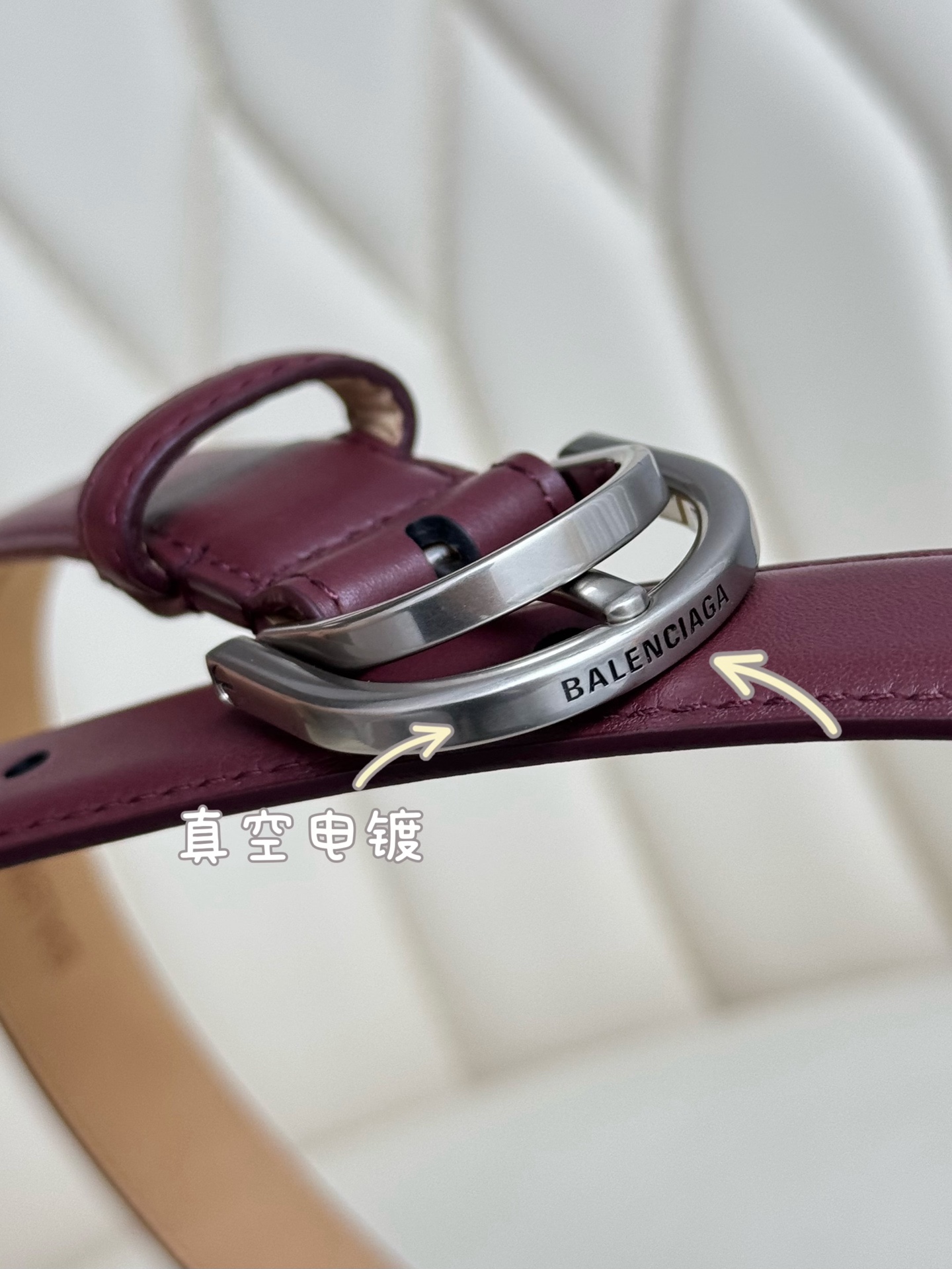 巴黎世家（Balenciaga）寬度2.5cm 是法國的奢侈品牌，作為時尚界最具影響力品牌之一的地位。設計師源於：都市時尚潮流獨特的設計風格，採用進口小牛皮製作；搭配純銅復古五金，使其更具魅力。值得擁有的百搭精品