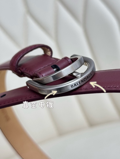 巴黎世家（Balenciaga）寬度2.5cm 是法國的奢侈品牌，作為時尚界最具影響力品牌之一的地位。設計師源於：都市時尚潮流獨特的設計風格，採用進口小牛皮製作；搭配純銅復古五金，使其更具魅力。值得擁有的百搭精品