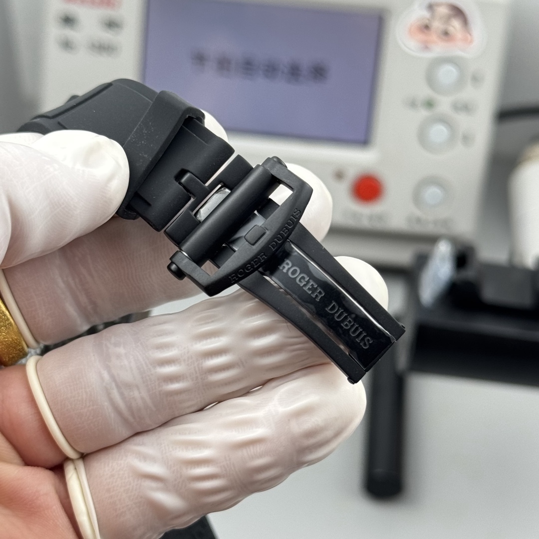 羅傑杜彼王者競速倍耐力單行陀飛輪#表殼直徑45mm，厚度13.5毫米，搭載海鷗定制RD505SQ手動上鏈機芯，機芯上夾板與魚鱗紋打磨在內的各種超卓精修。