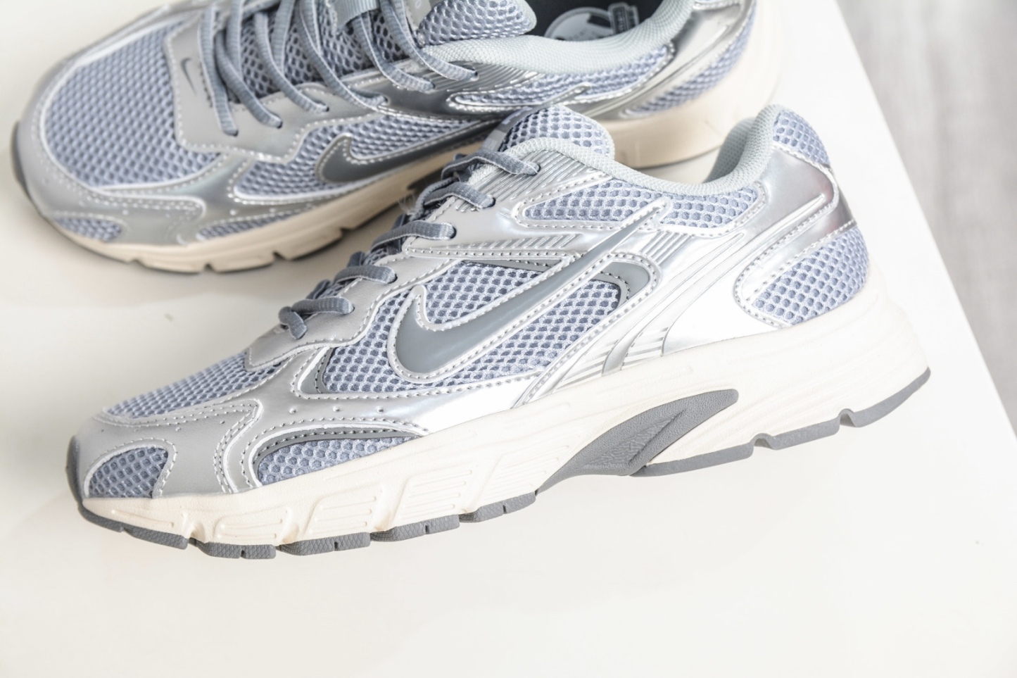 NK Air Zoom Vomero 20 經典復古潮流運動跑鞋 
貨號：HF9149 109
SIZE：36 36.5 37.5 38 38.5 39 40 40.5 41 42 42.5 43 44 45