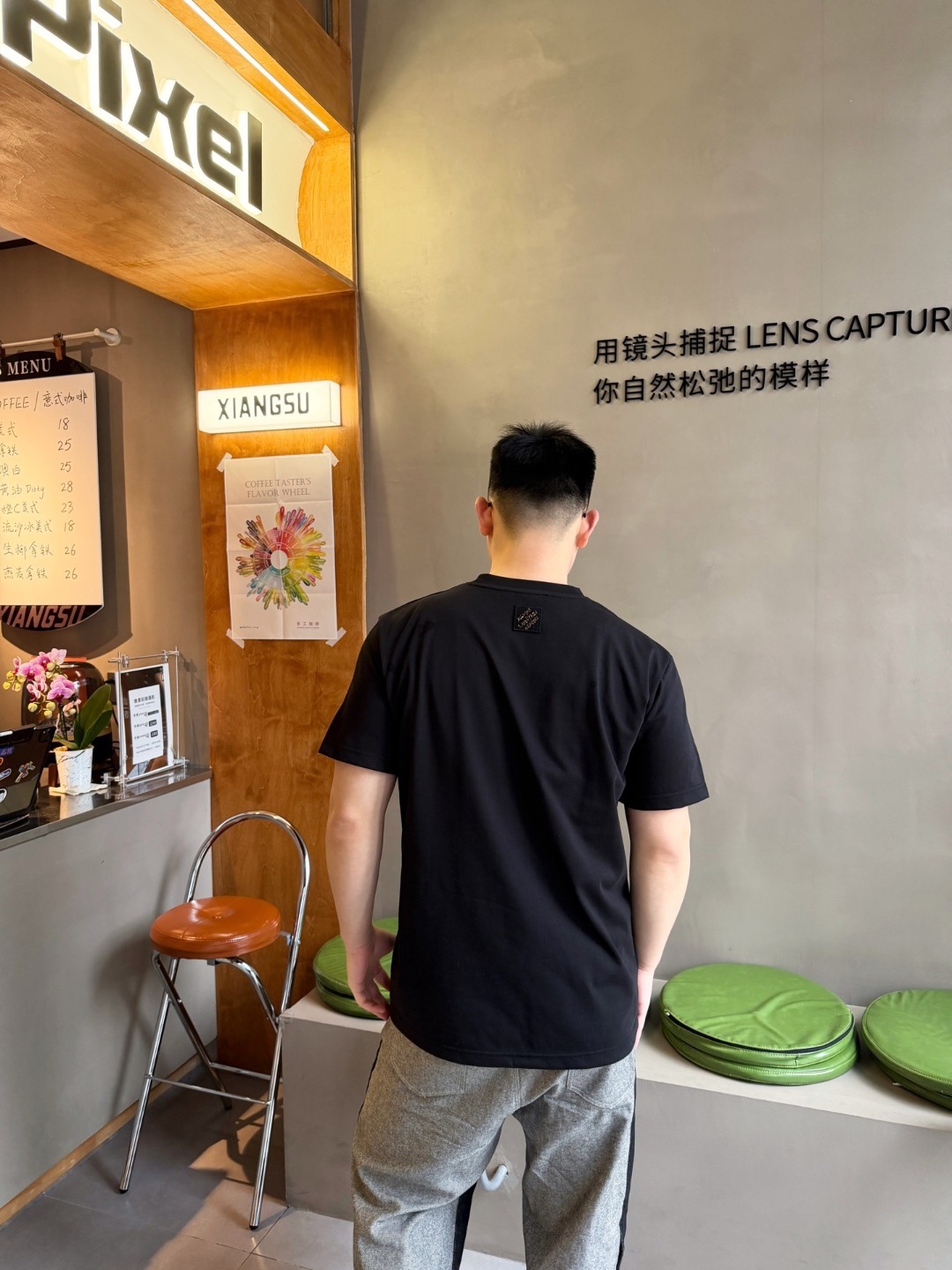 🔝LOUIS VUITTON LV 亮片字母特種刺繡短袖T恤
正品購入，26支雙紗全棉精梳棉220克，1*1索羅娜羅紋280克，特種刺繡，面料酵洗，定制亮片、章仔、商標，合身版型
B Size：S-XL