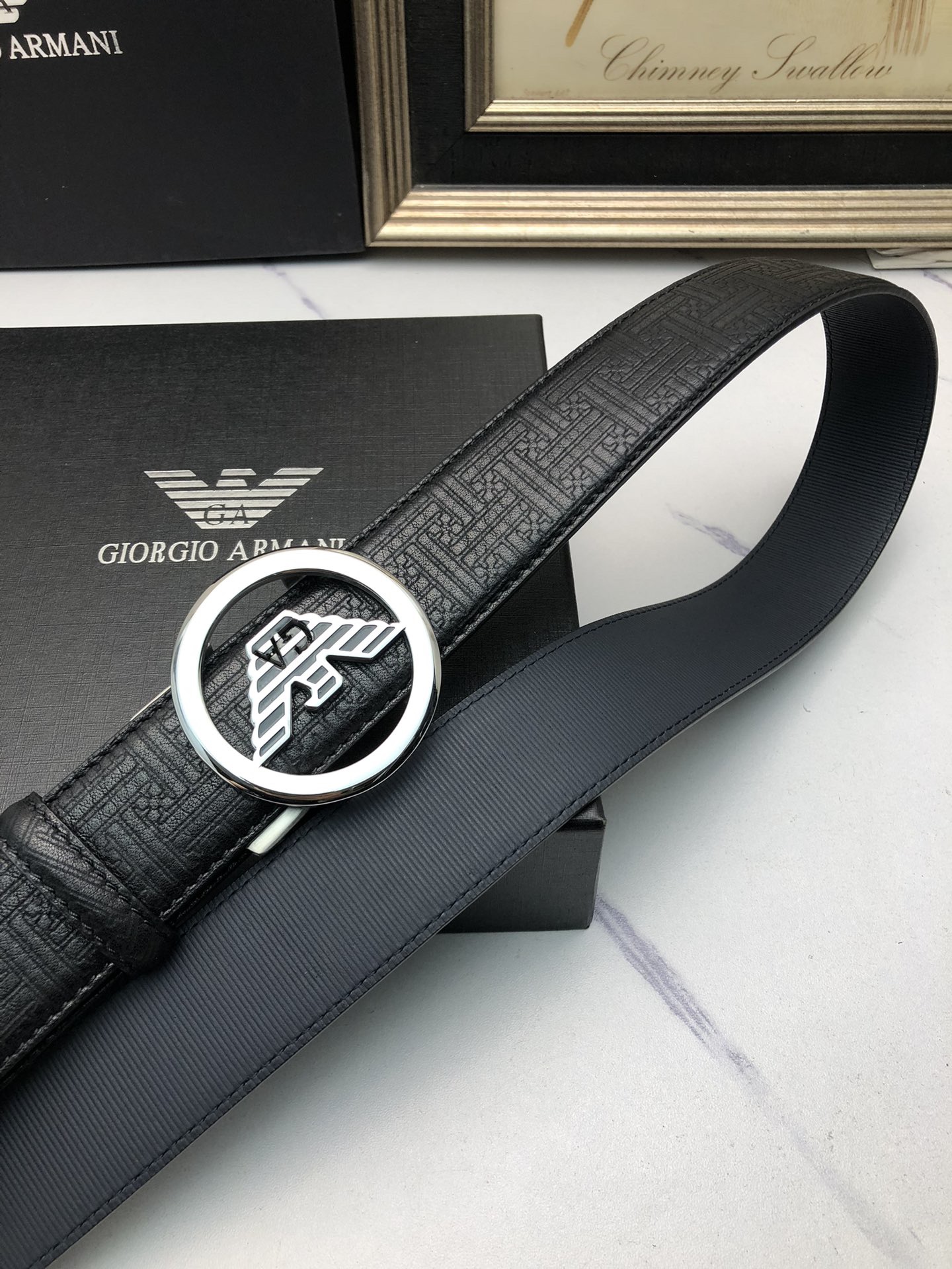 阿曼妮：原單頭層牛皮燙印花紋面，內襯頭層小牛皮底，搭配原單自動扣，可裁剪的自動帶，此款腰帶面雙採用意大利原定廠制進口牛皮帶身 ，對專版櫃足寬3.5