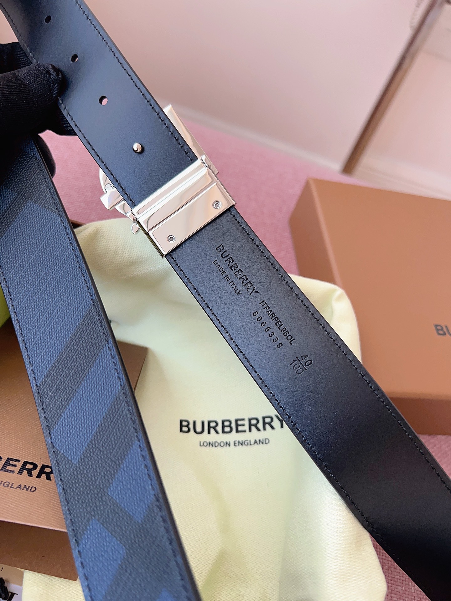 
Burberry博柏利品牌始終秉承傳統精髓，彰顯卓爾不凡的匠制工藝，優雅率性的英倫設計與銳意革新的時尚理念。3.5cm