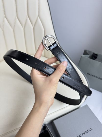 巴黎世家（Balenciaga）寬度2.5cm 是法國的奢侈品牌，作為時尚界最具影響力品牌之一的地位。設計師源於：都市時尚潮流獨特的設計風格，採用進口小牛皮製作；搭配純銅復古五金，使其更具魅力。值得擁有的百搭精品